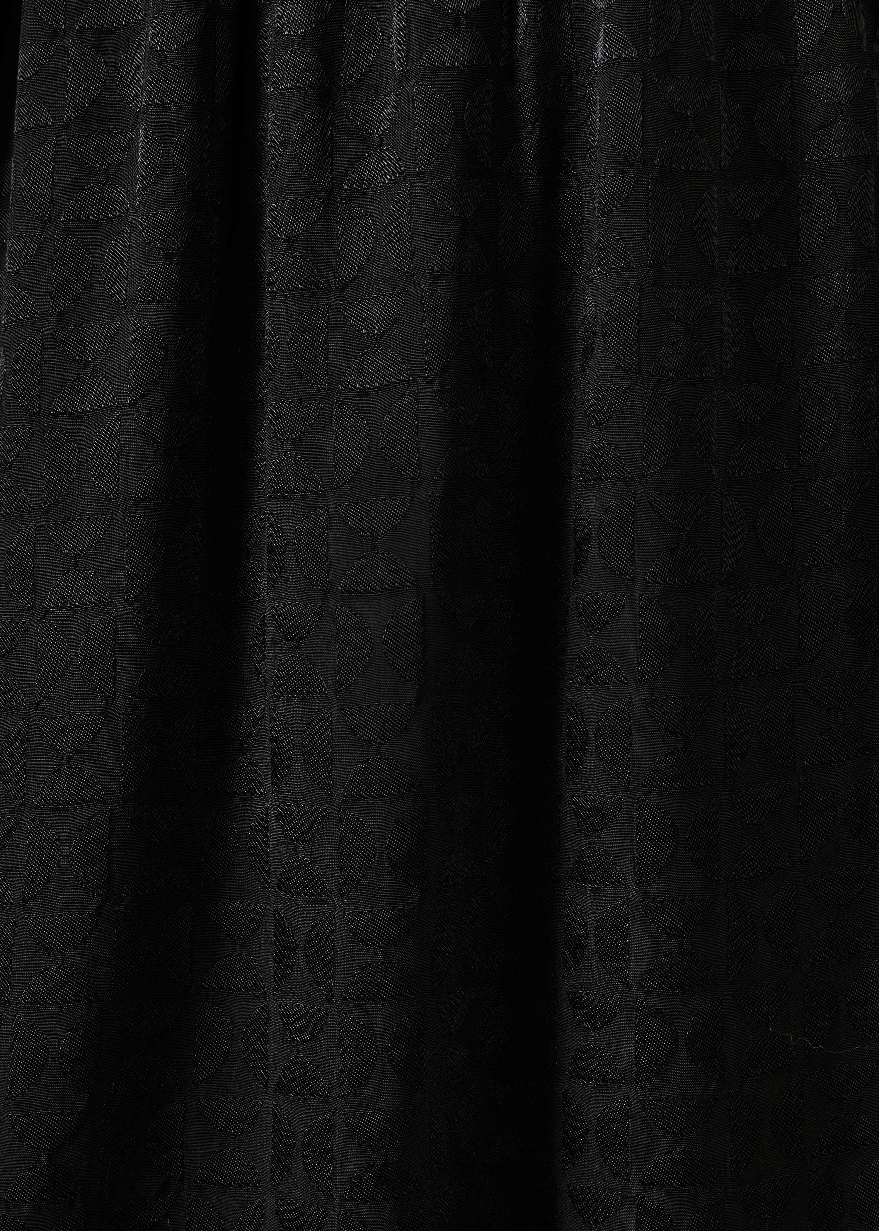 Robe courte noire manches longues encolure tunisienne