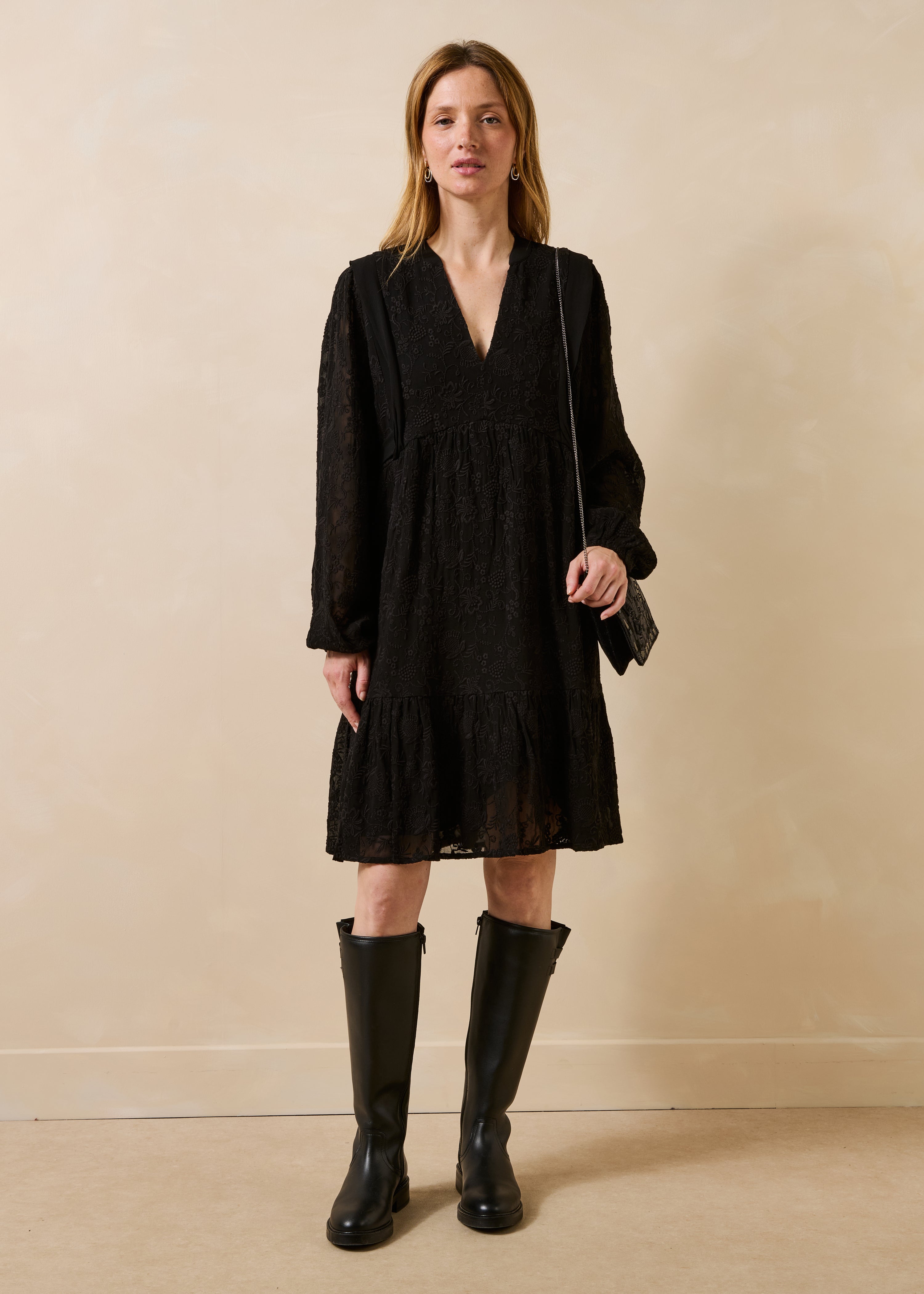 Robe courte noire brodée manches longues