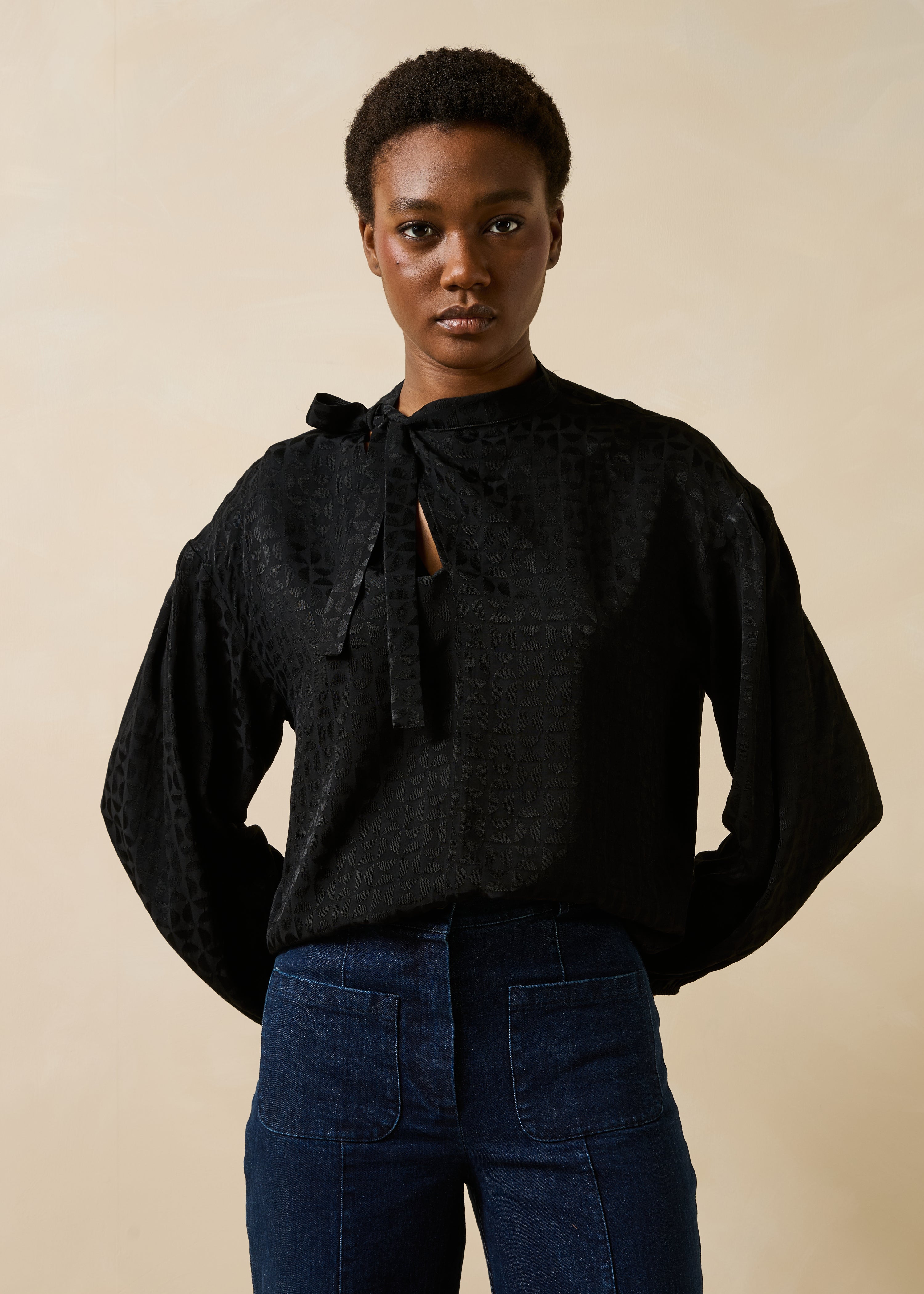 Blouse noire manches longues col lavallière