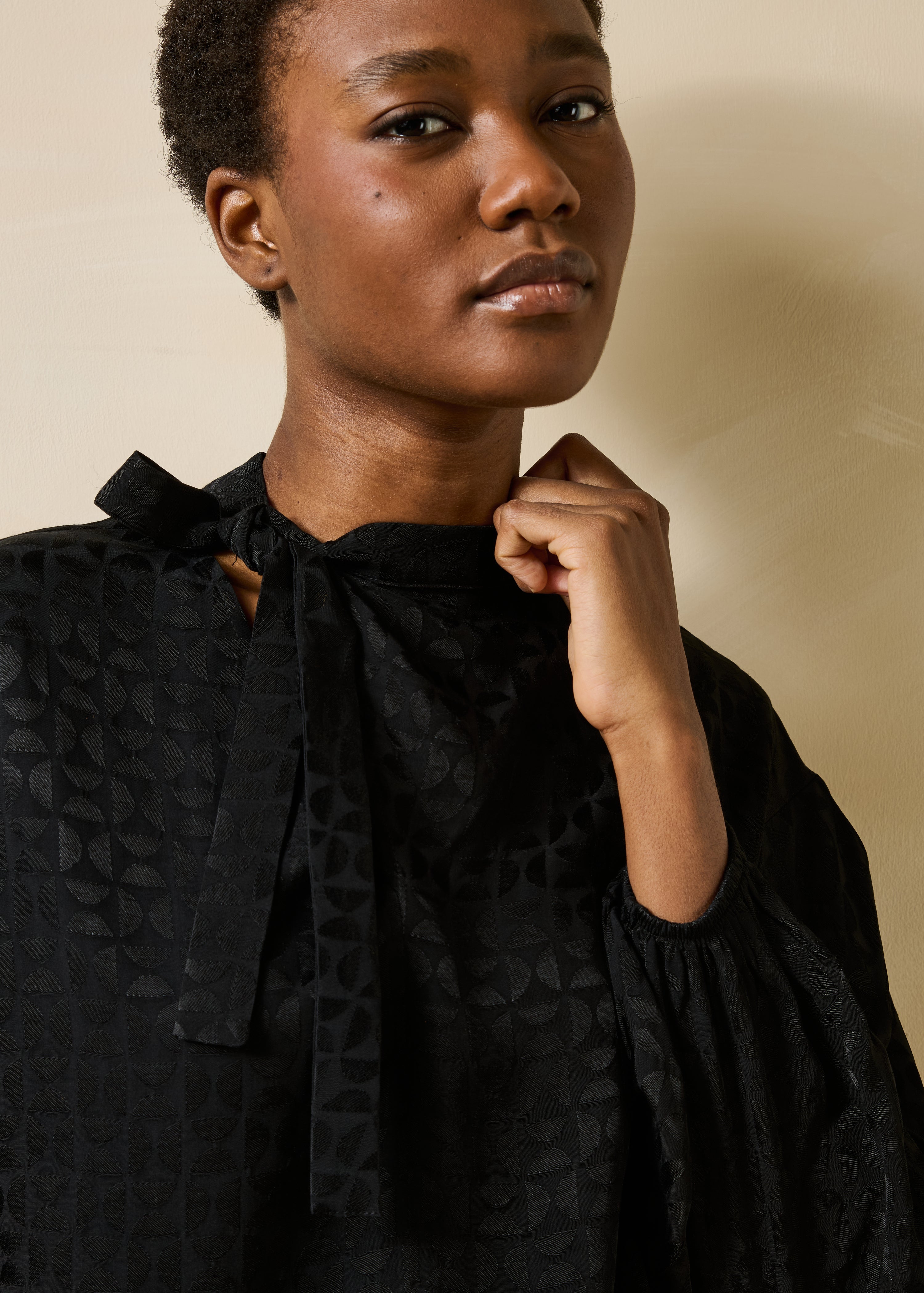 Blouse noire manches longues col lavallière