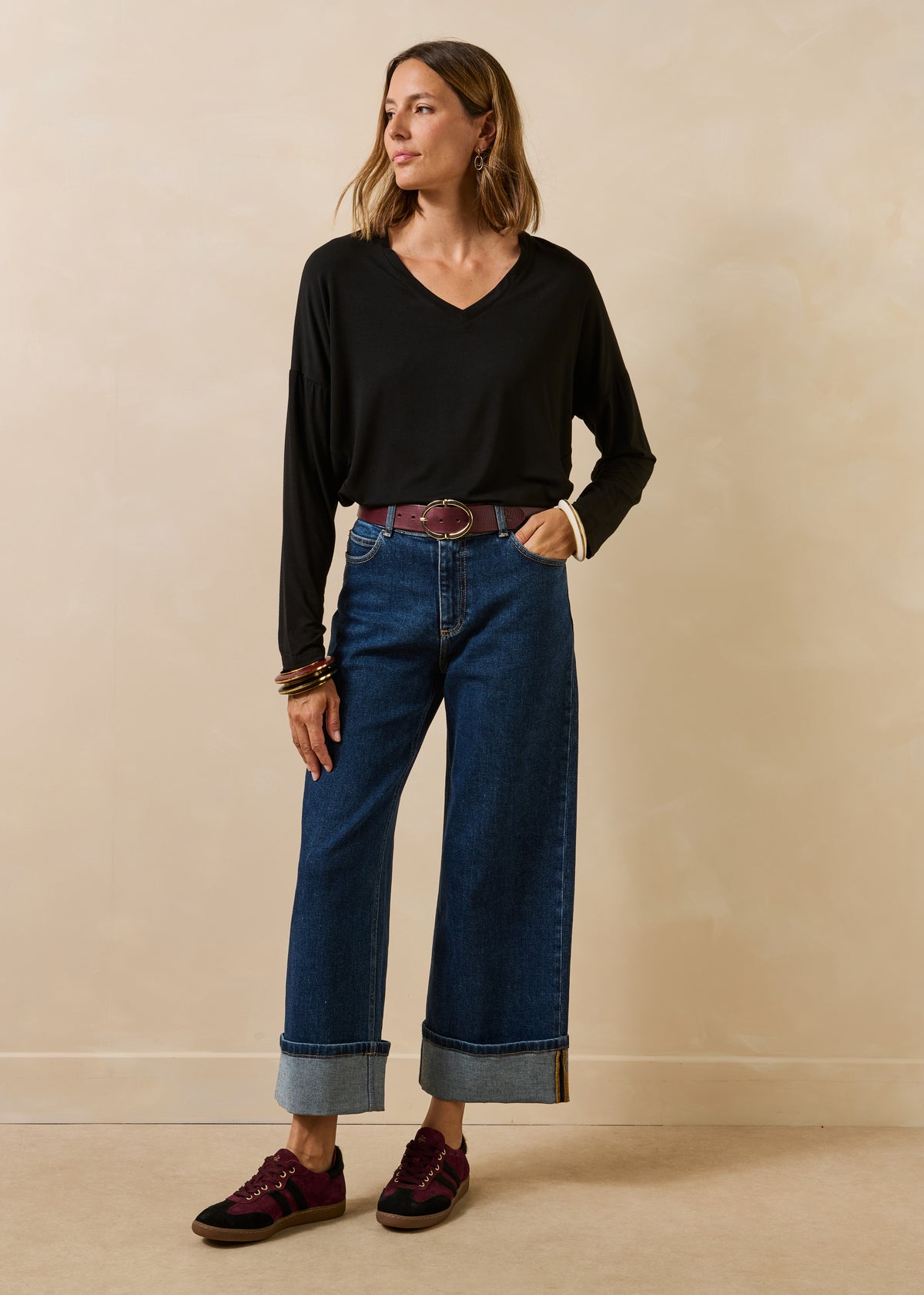 Loose black fluid long-sleeve V-neck T-shirt