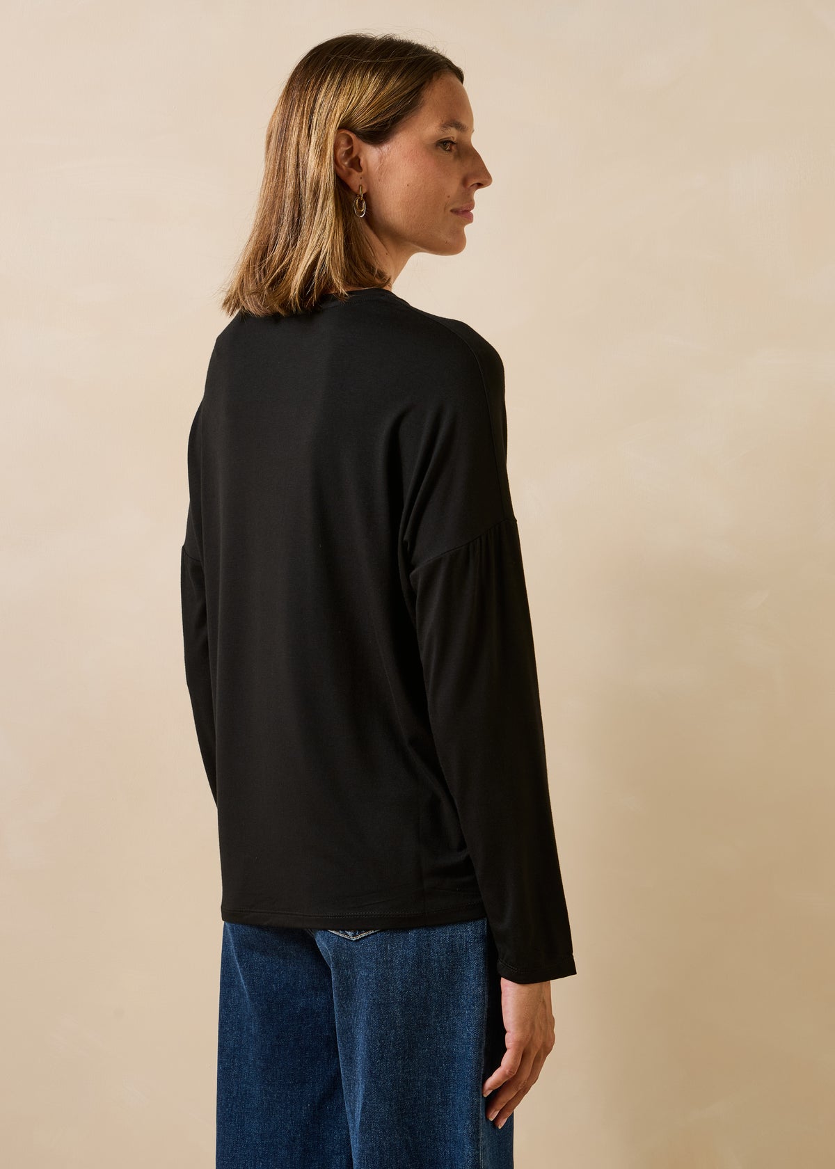 Loose black fluid long-sleeve V-neck T-shirt