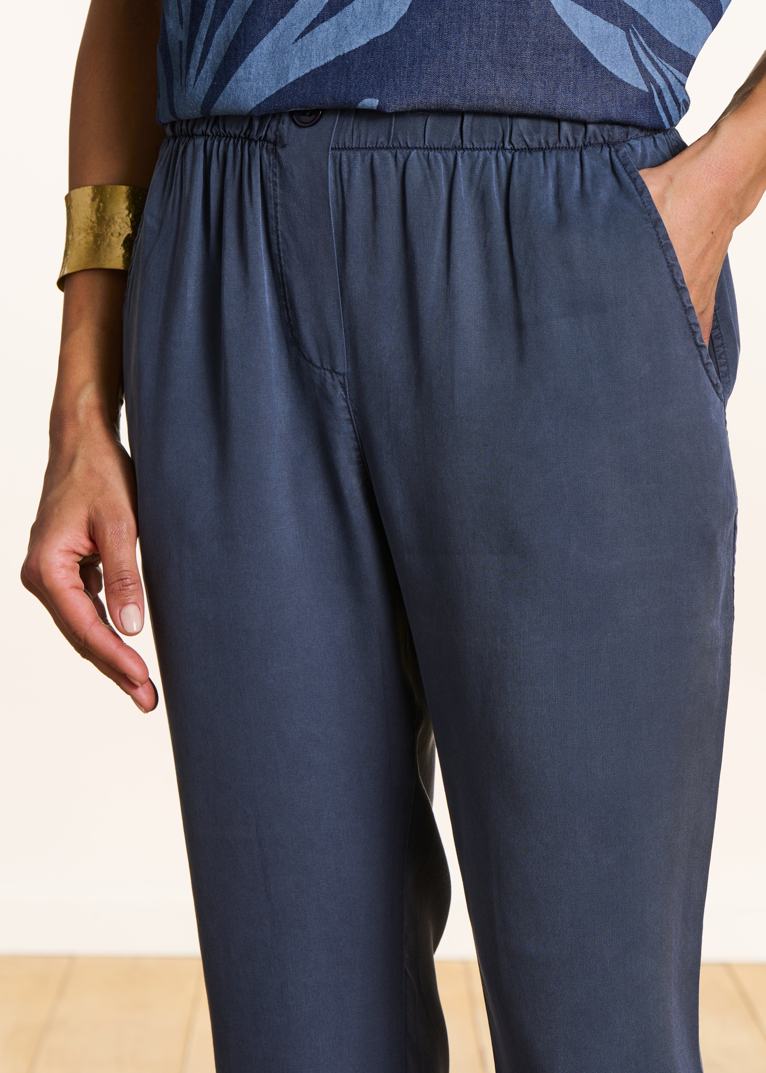 Pantalón fluido azul marino en lyocell