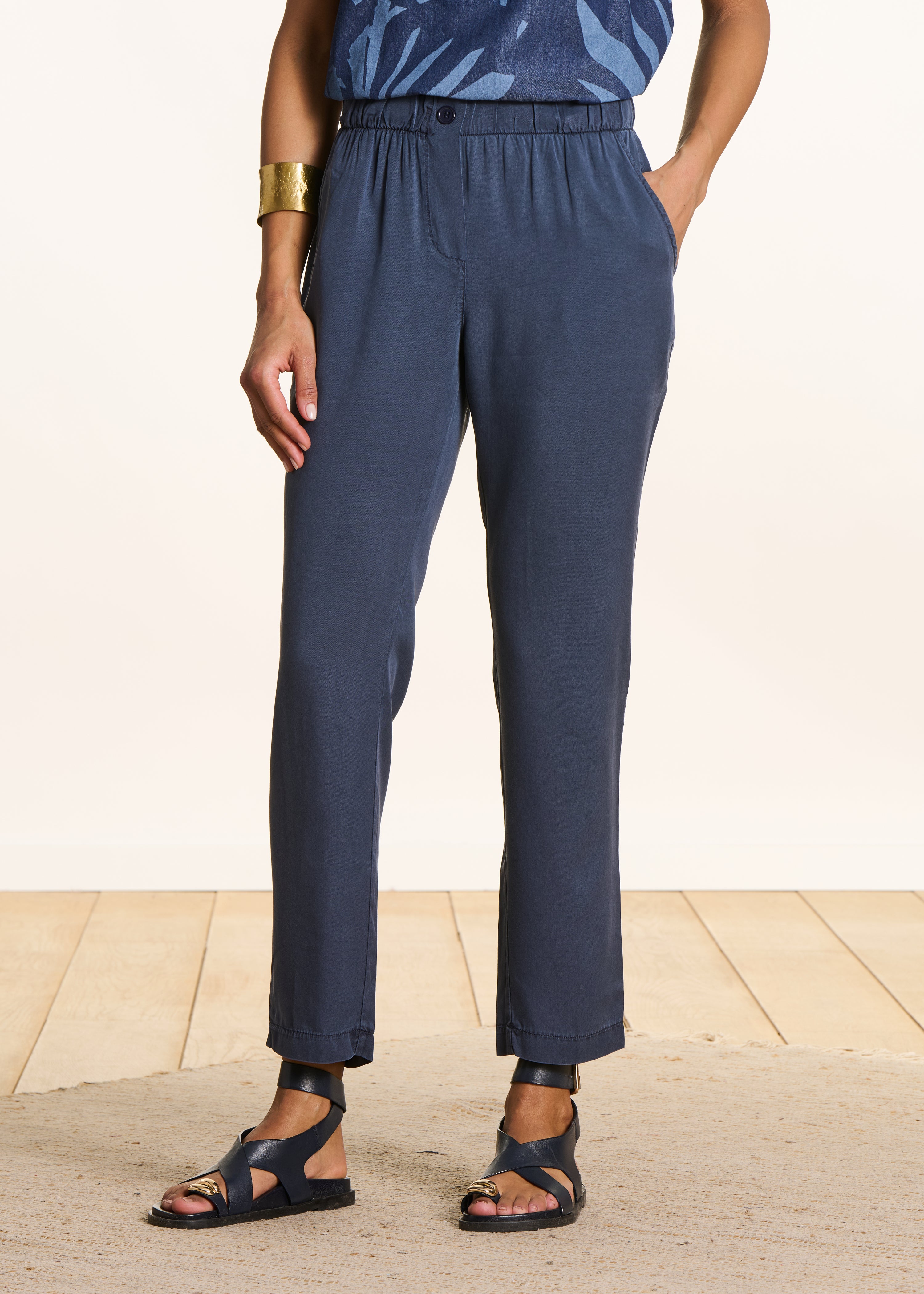 Pantalón fluido azul marino en lyocell