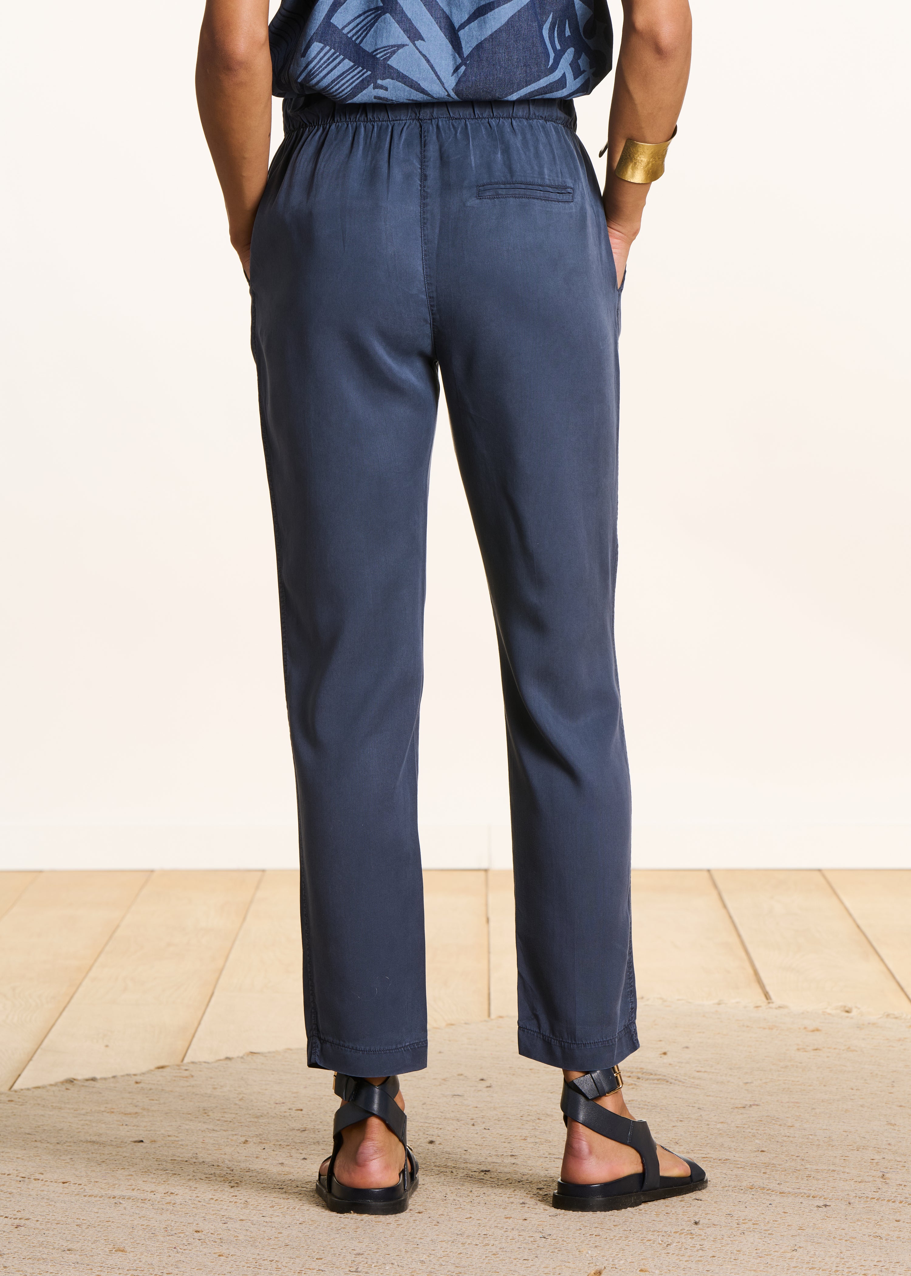 Pantalón fluido azul marino en lyocell