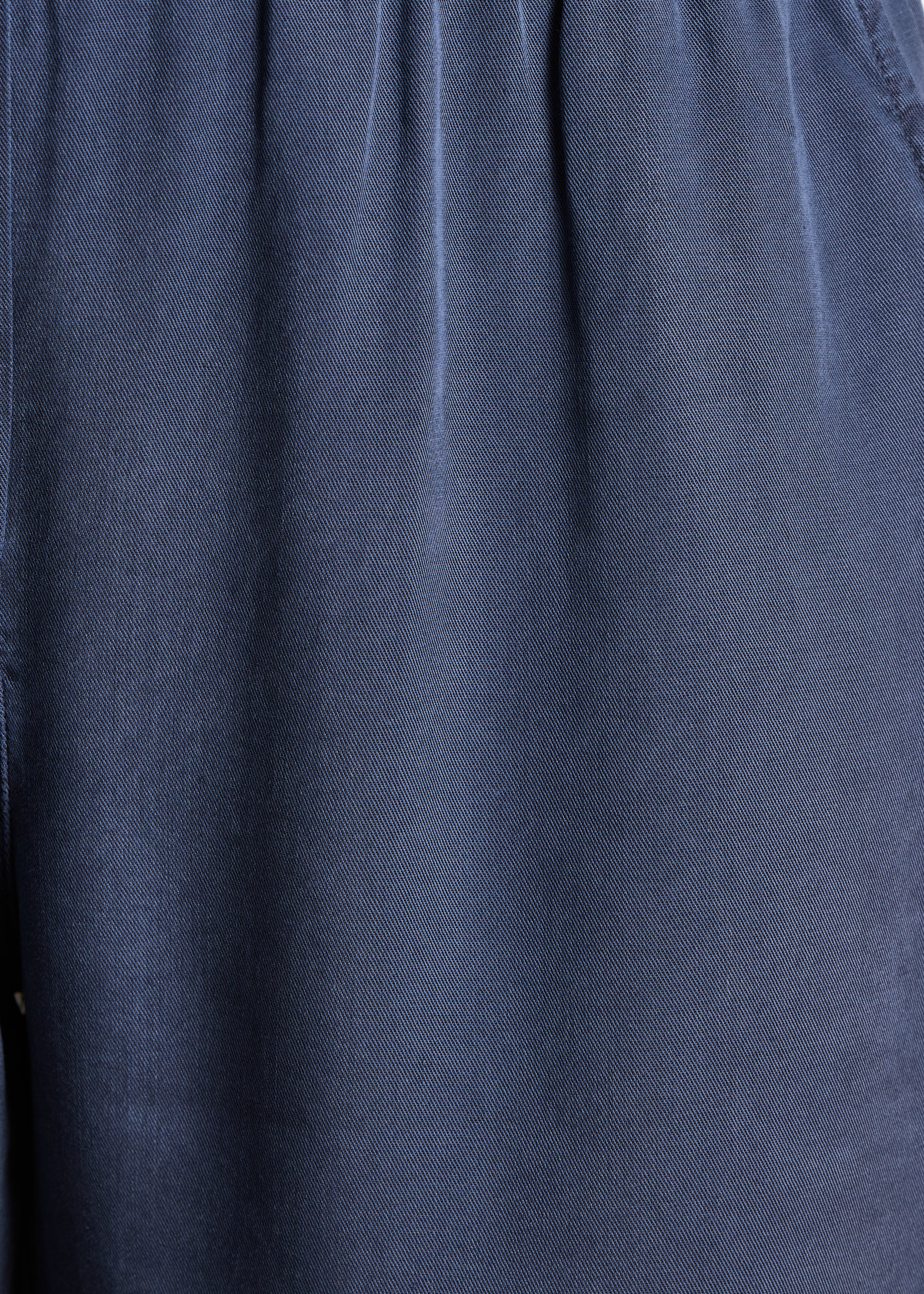 Pantalón fluido azul marino en lyocell