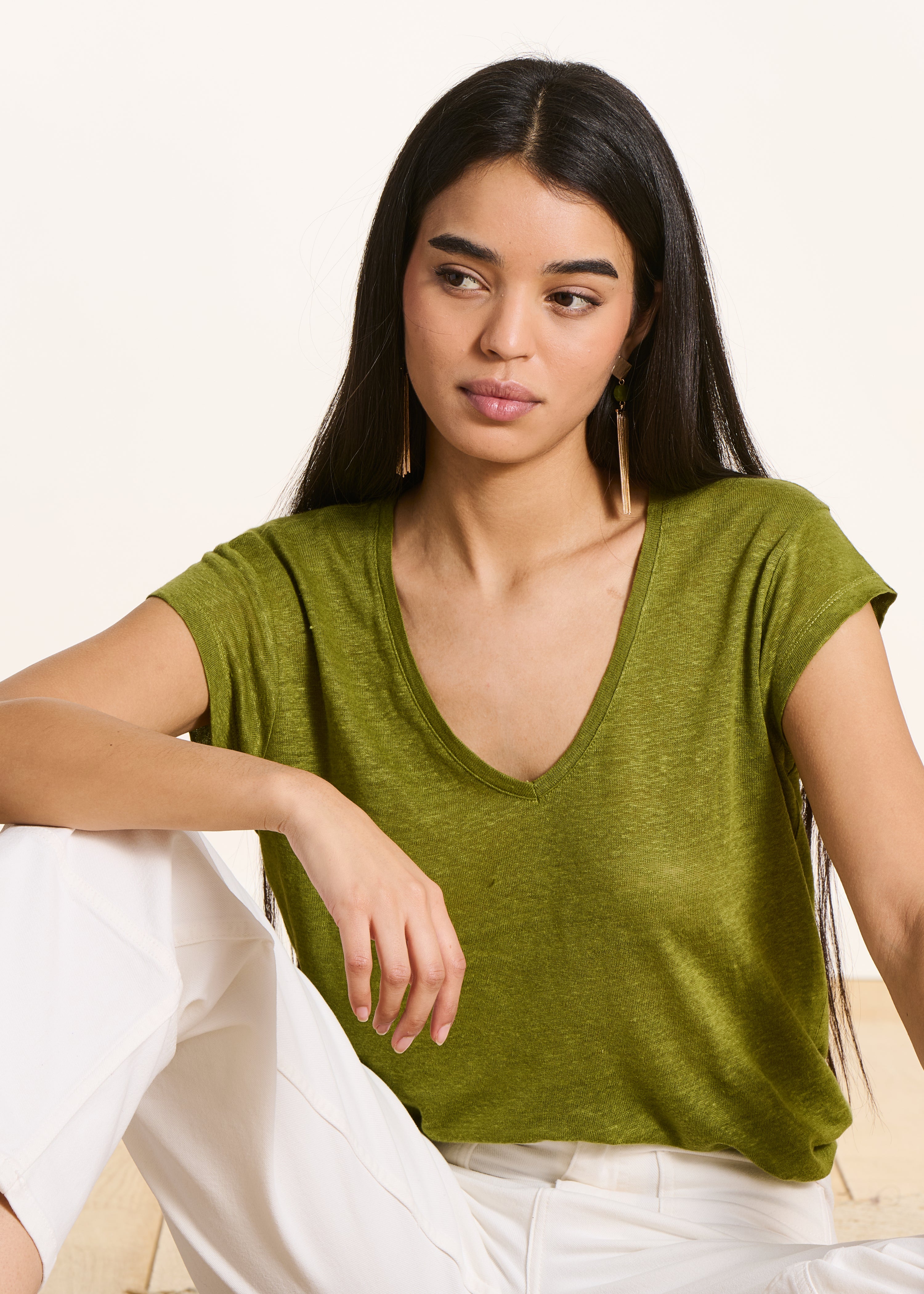 Olive green short-sleeved linen T-shirt