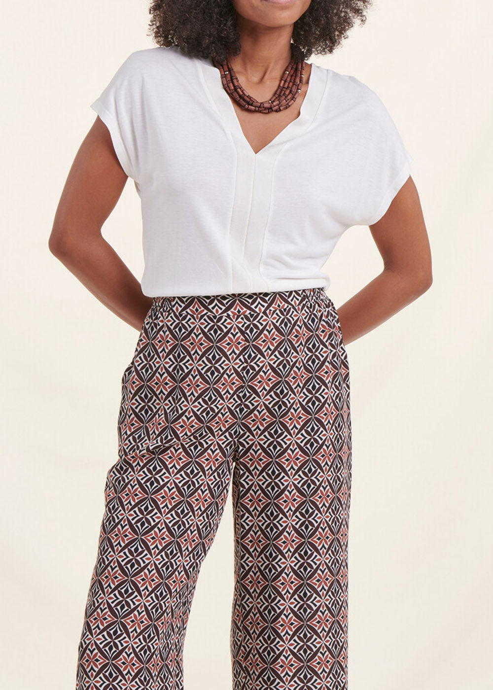 Camiseta écru con cuello en V