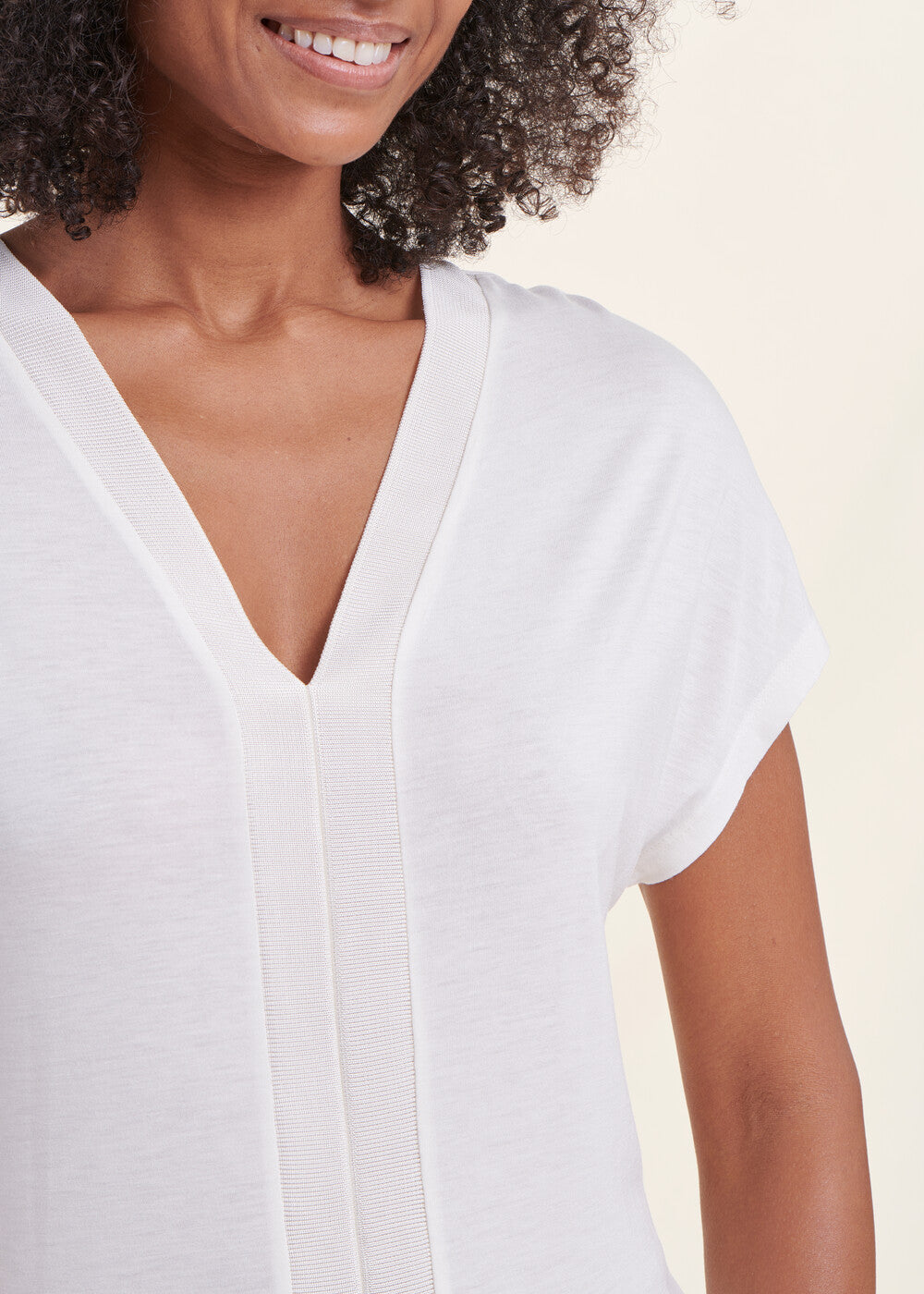 Camiseta écru con cuello en V