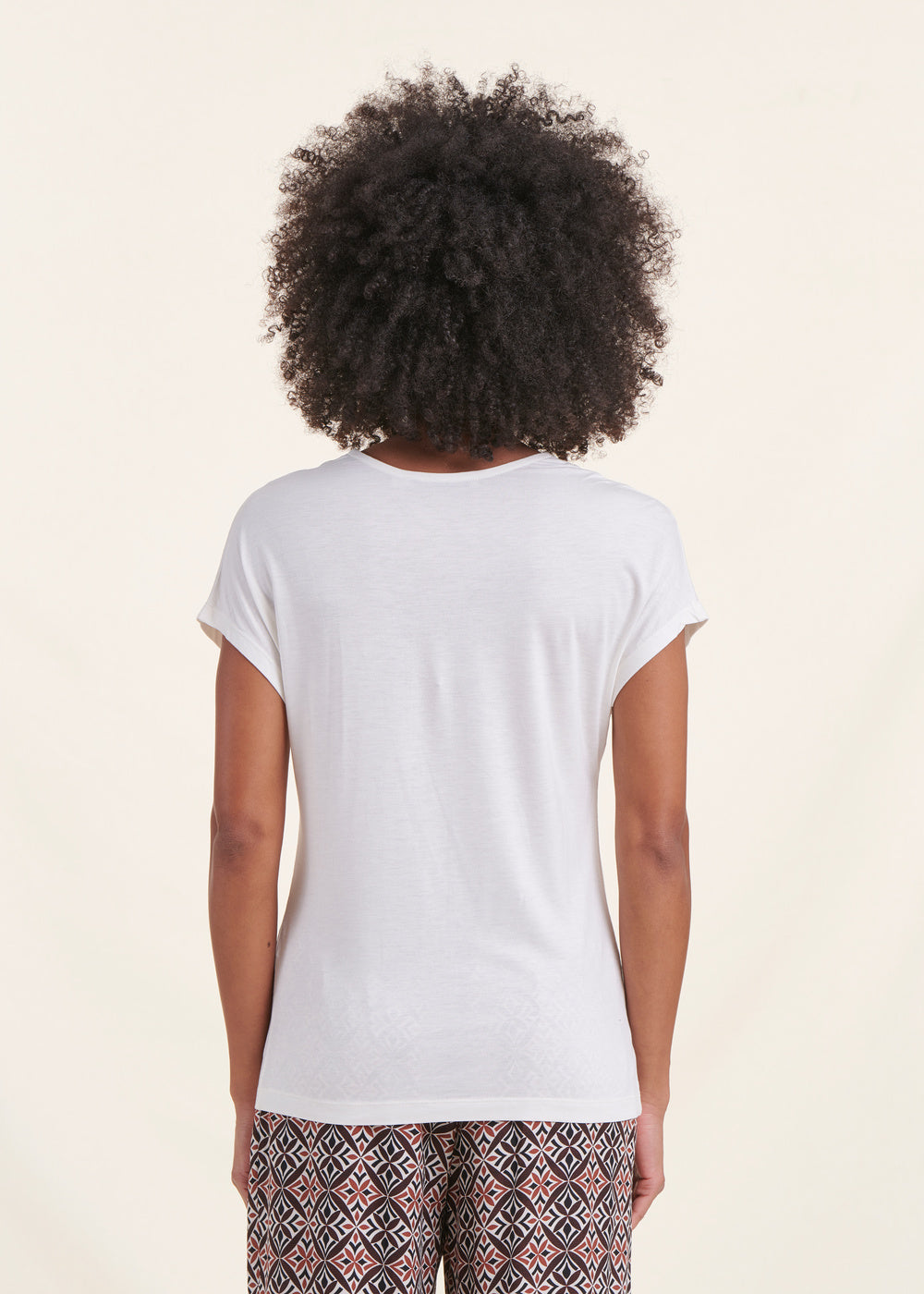 Camiseta écru con cuello en V