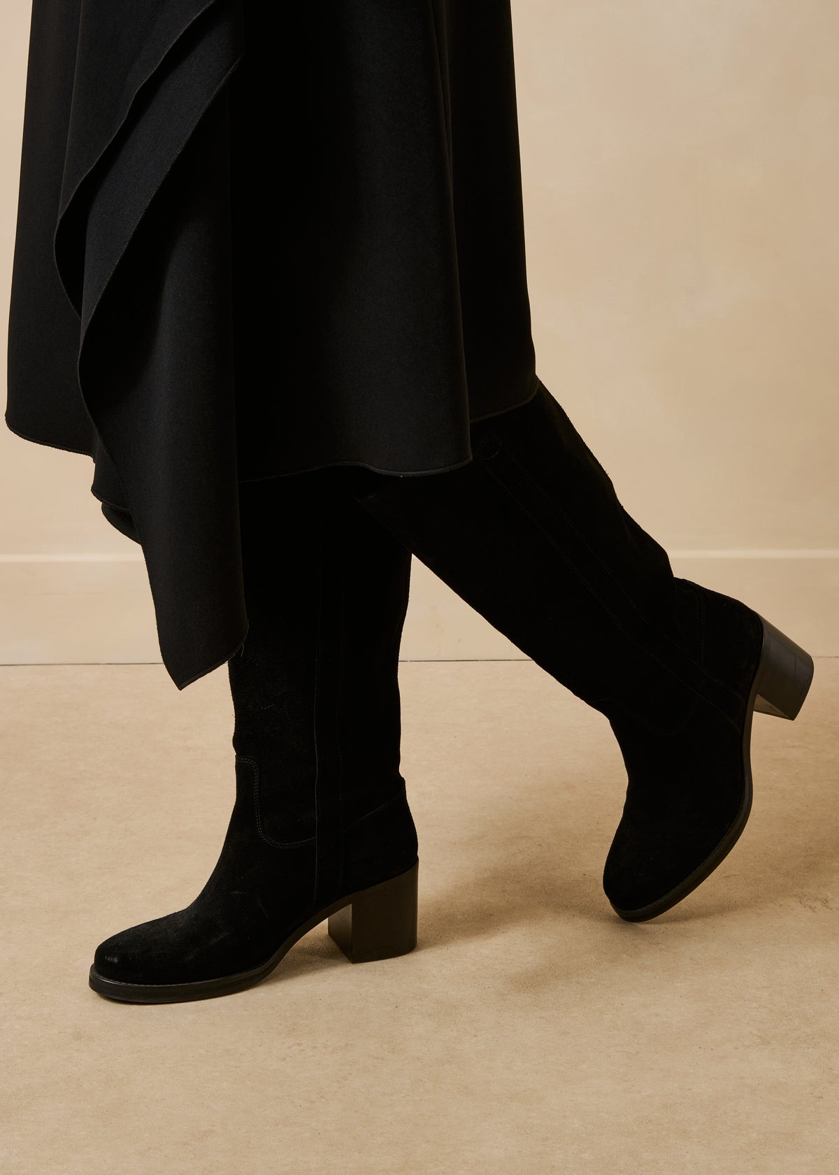 Schwarze Stiefel mit Absätzen aus Leder