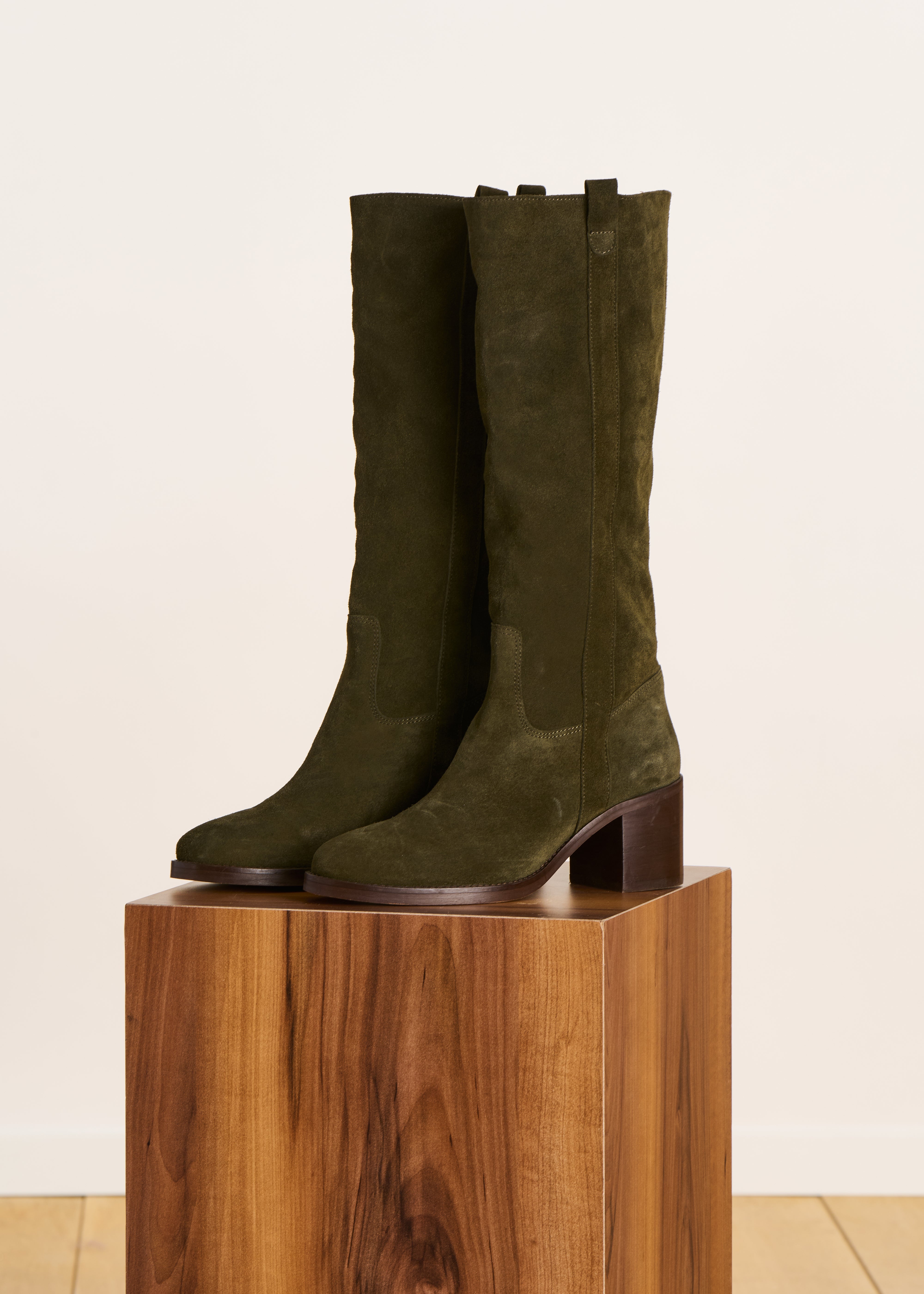 Botas kaki de salto em pele