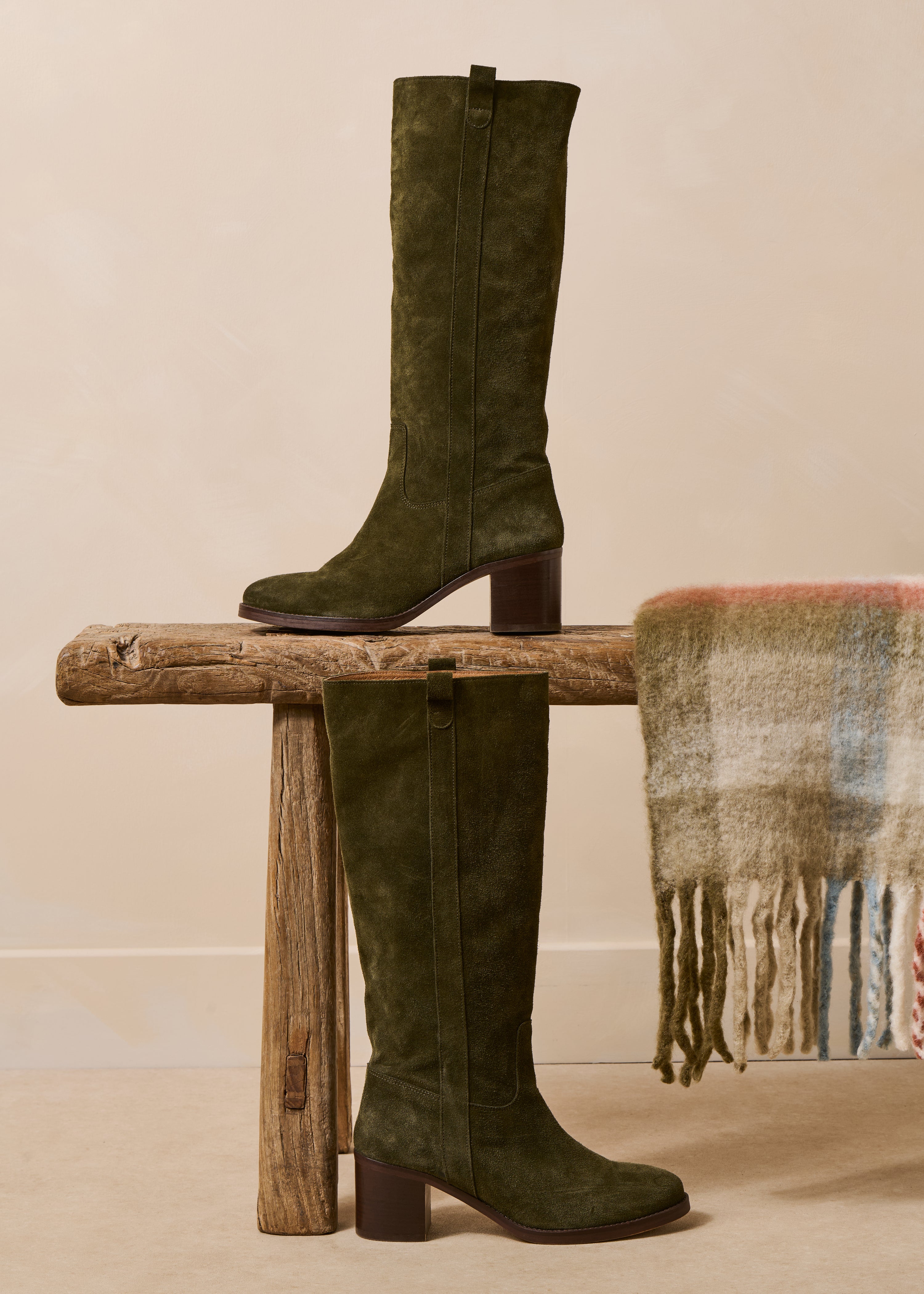 Khakifarbene Stiefel mit Lederabsätzen