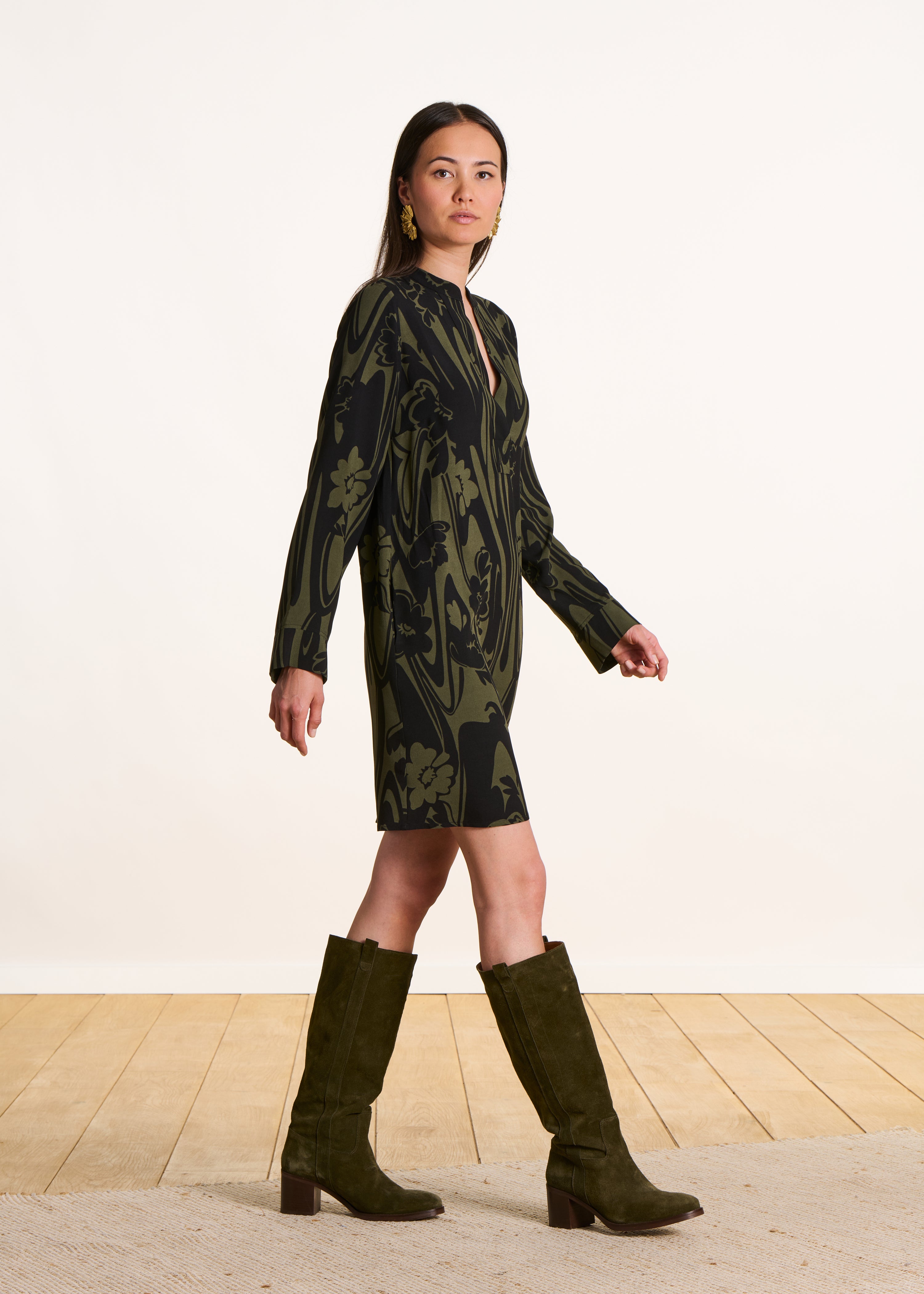 Botas kaki de salto em pele