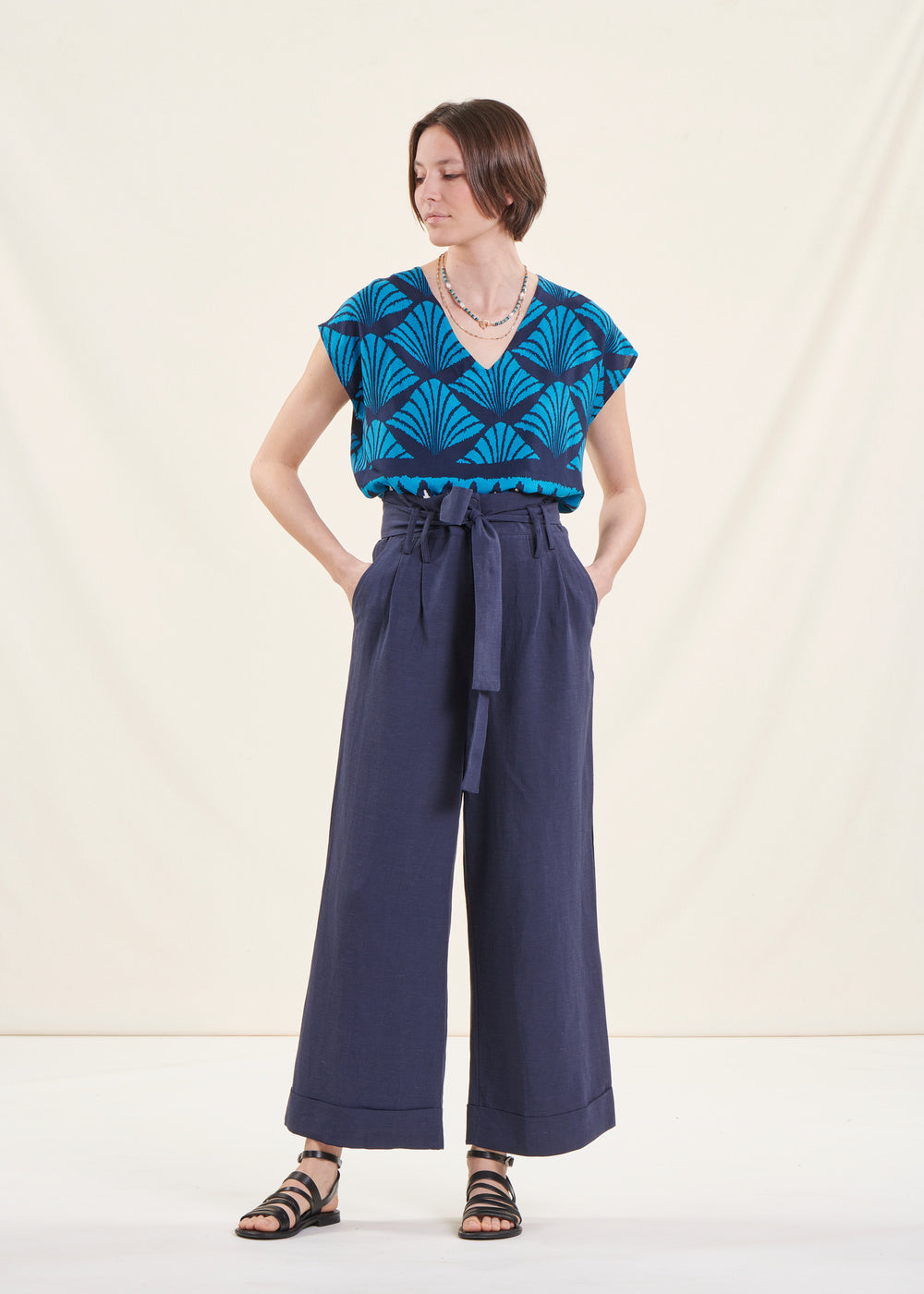 Breite, dunkelblaue Hose mit hoher Taille, die zum Anziehen geeignet ist