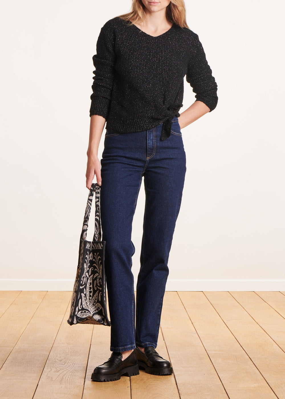 Pull noir court en maille irisée avec nœud