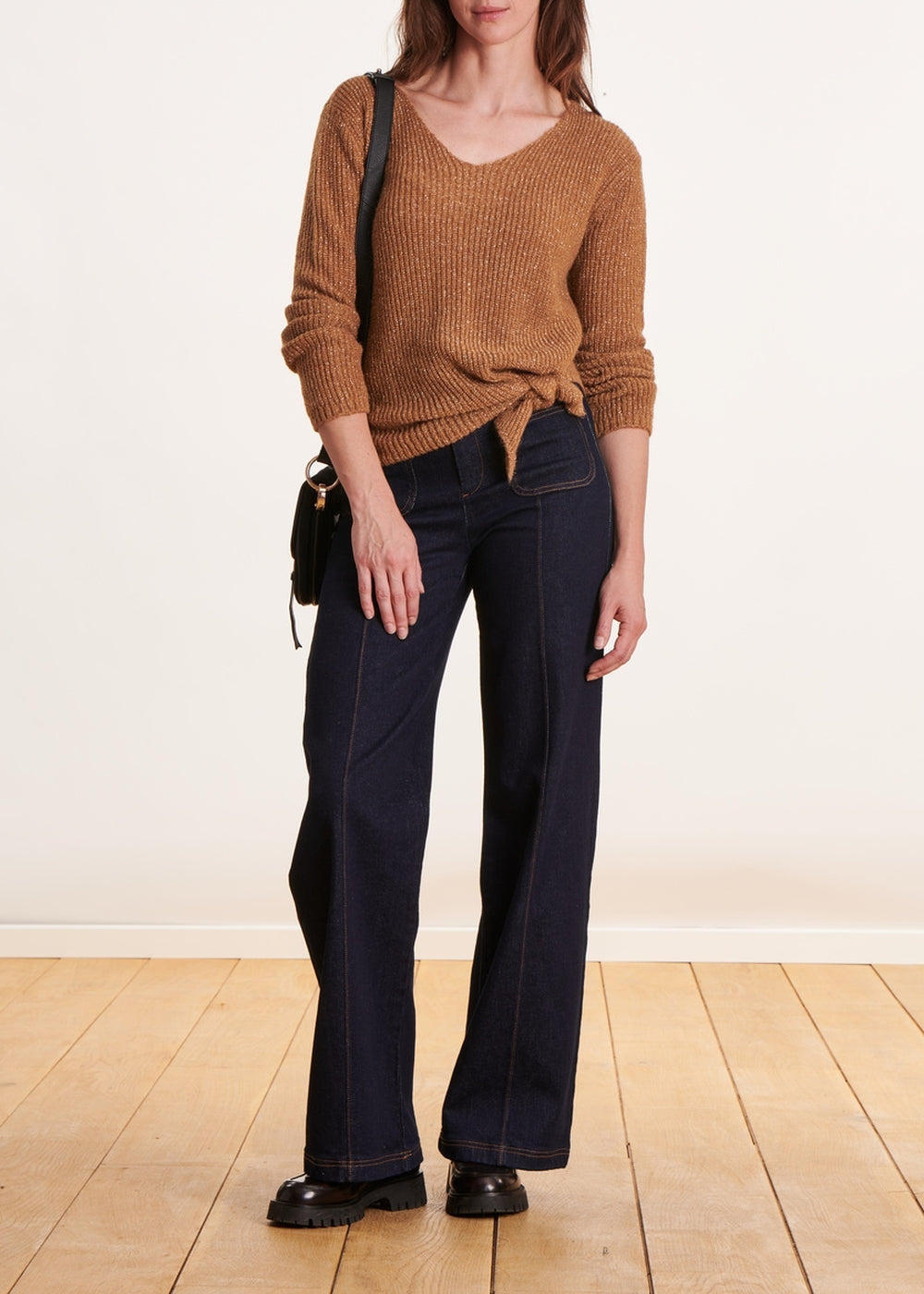 Kurzer Camel-Pullover aus irisierender Maschenware mit Schleife