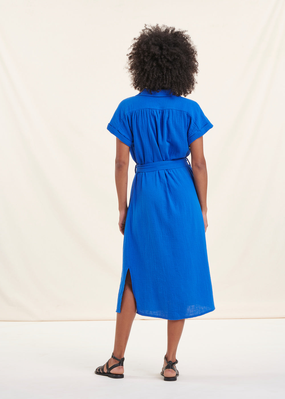 Robe chemise mi-longue bleu roi en gaze de coton