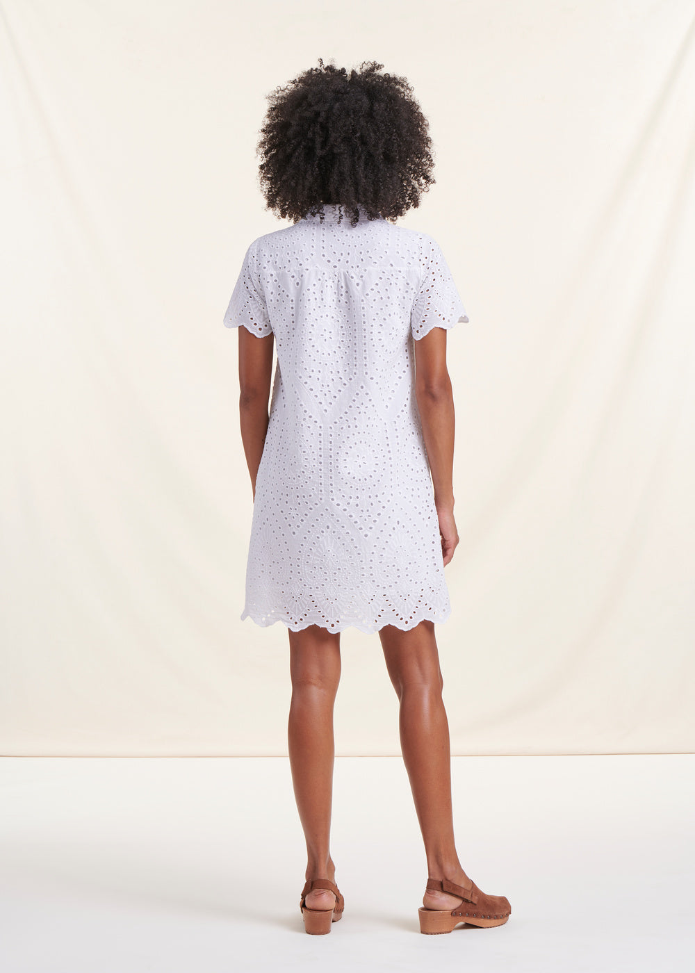 Kurzes weißes Kleid aus englischer Stickerei