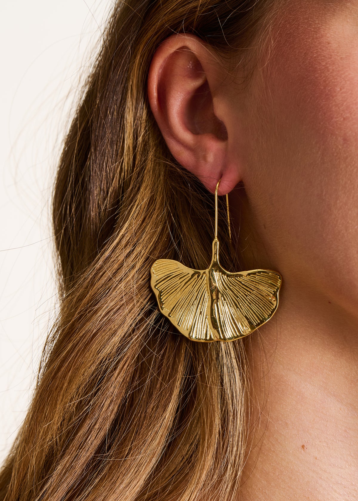 Gold hanging earrings ginkgo flower