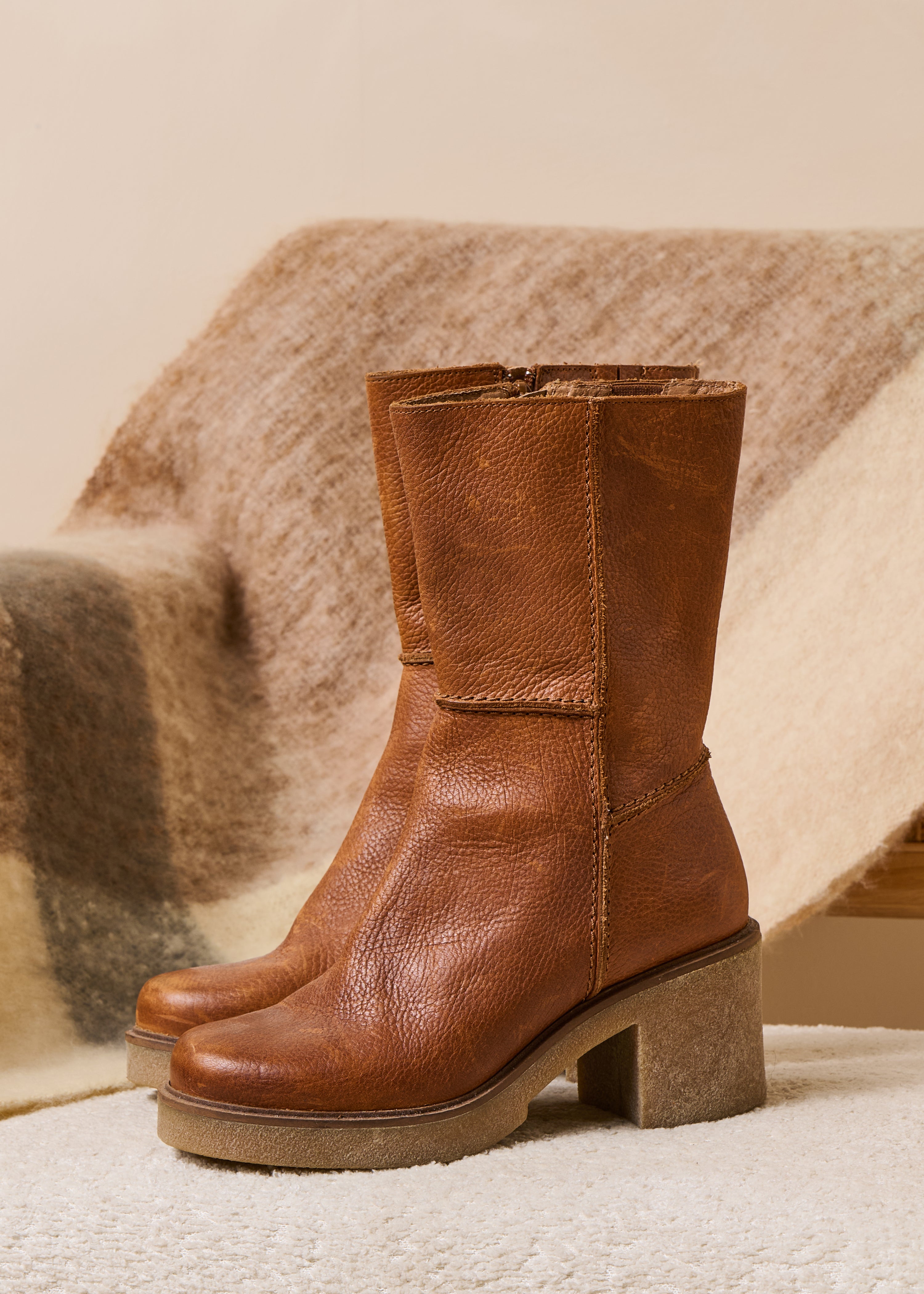 Botins de cano médio em pele camel