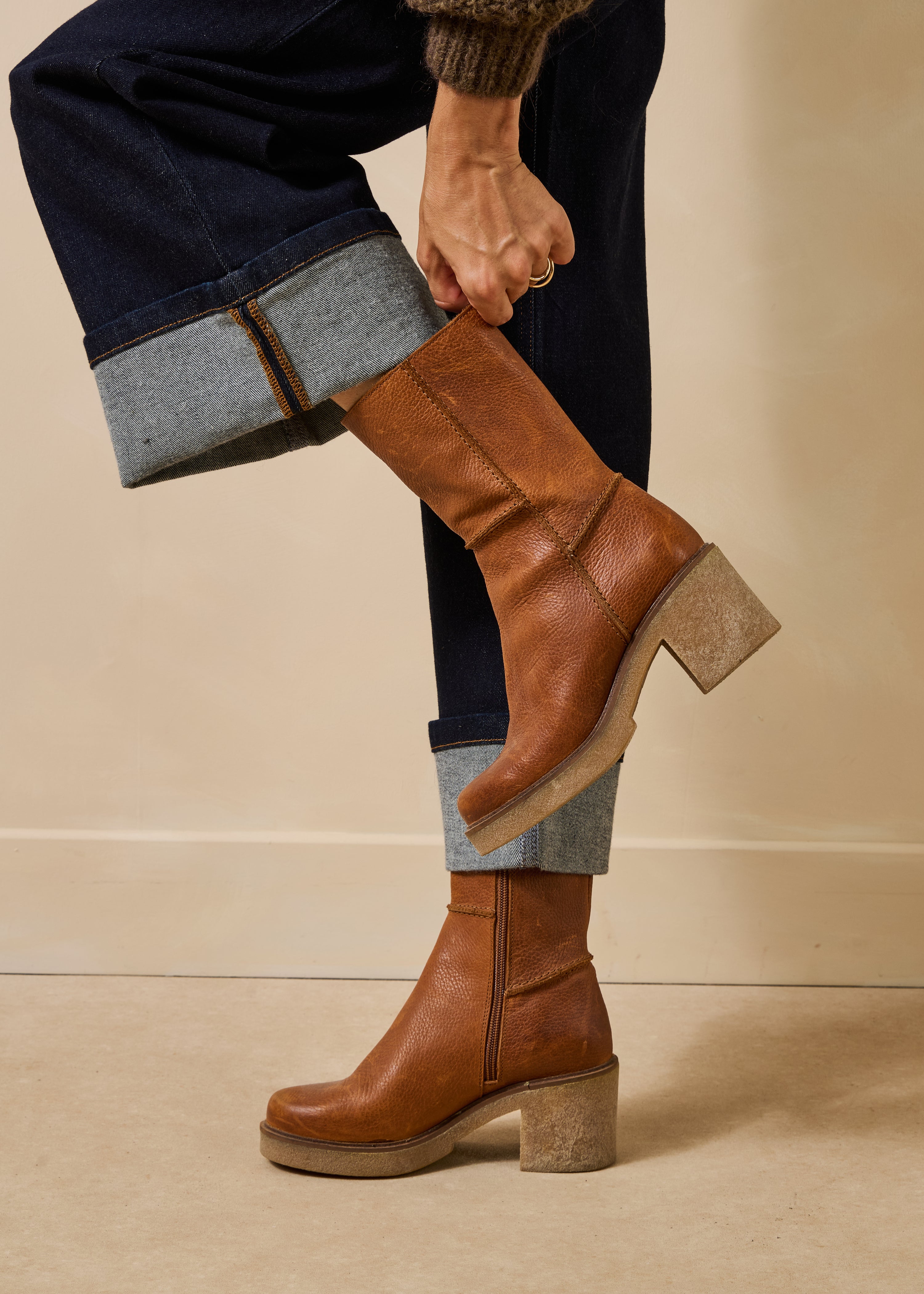 Knöchelhohe Stiefel aus cognacfarbenem Leder