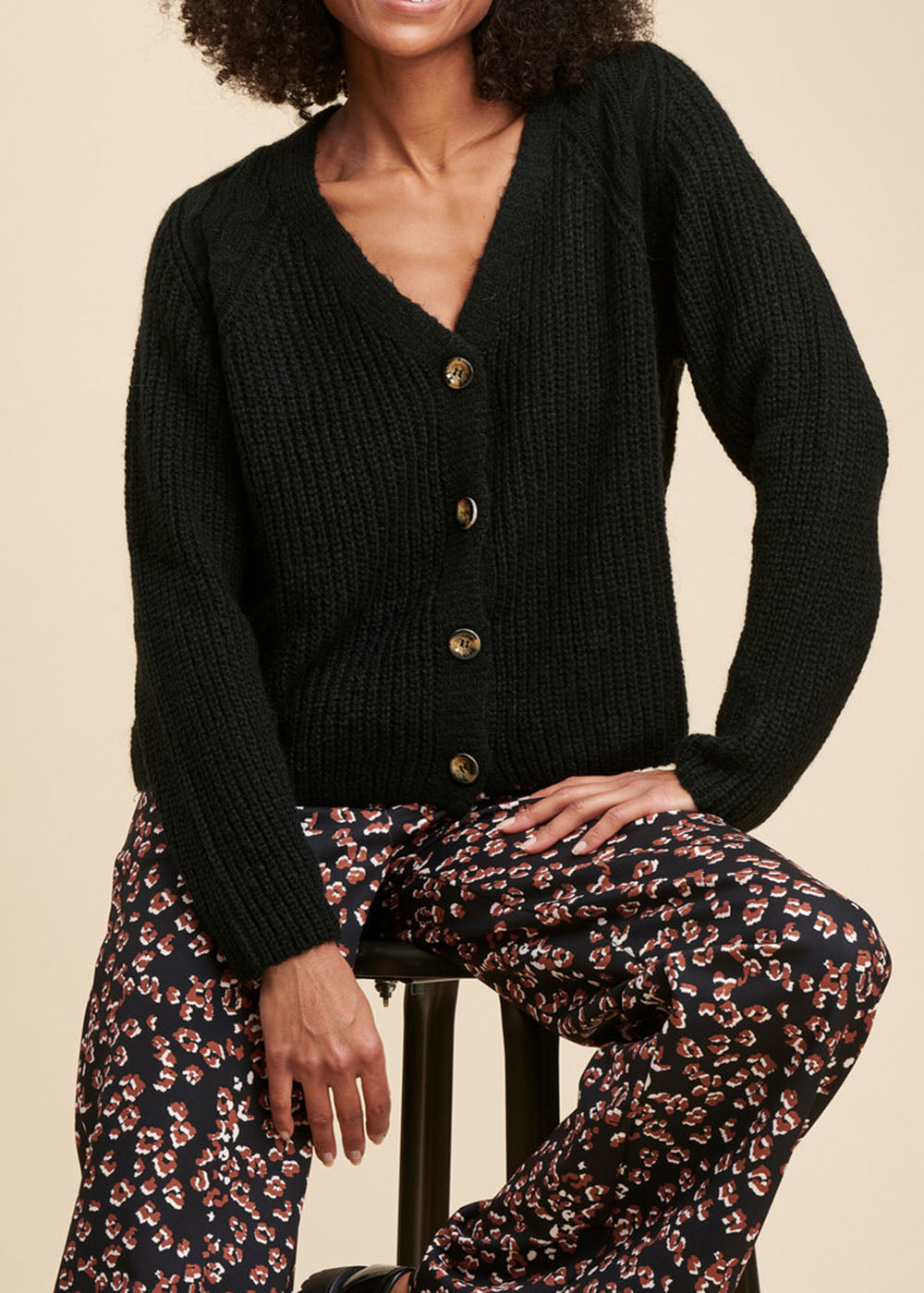 Cardigan scintillante con scollo a V
