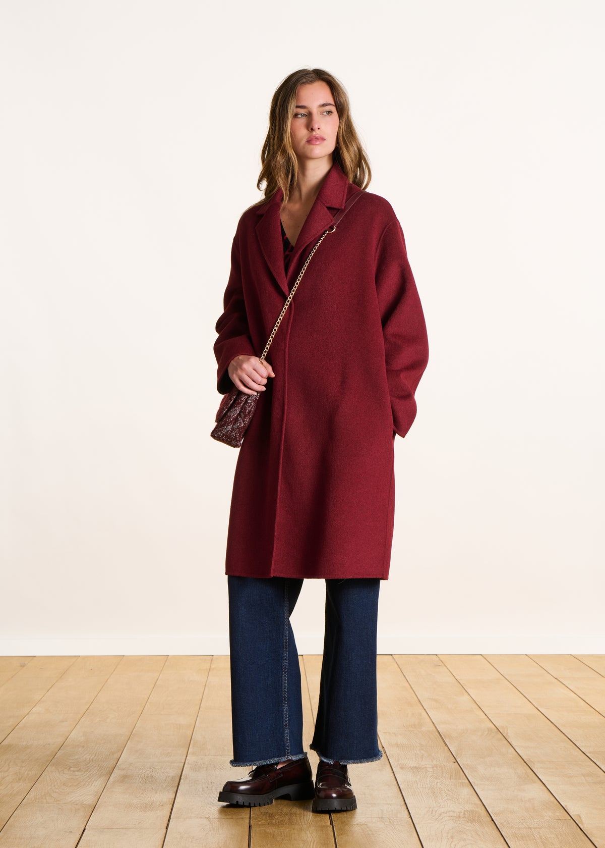 Mid-length red coat in woolen fabric