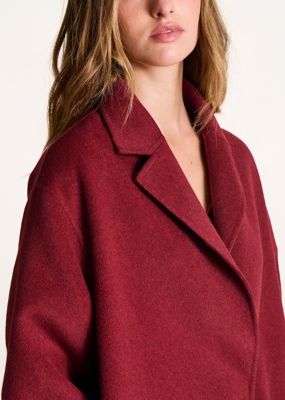 Mid-length red coat in woolen fabric