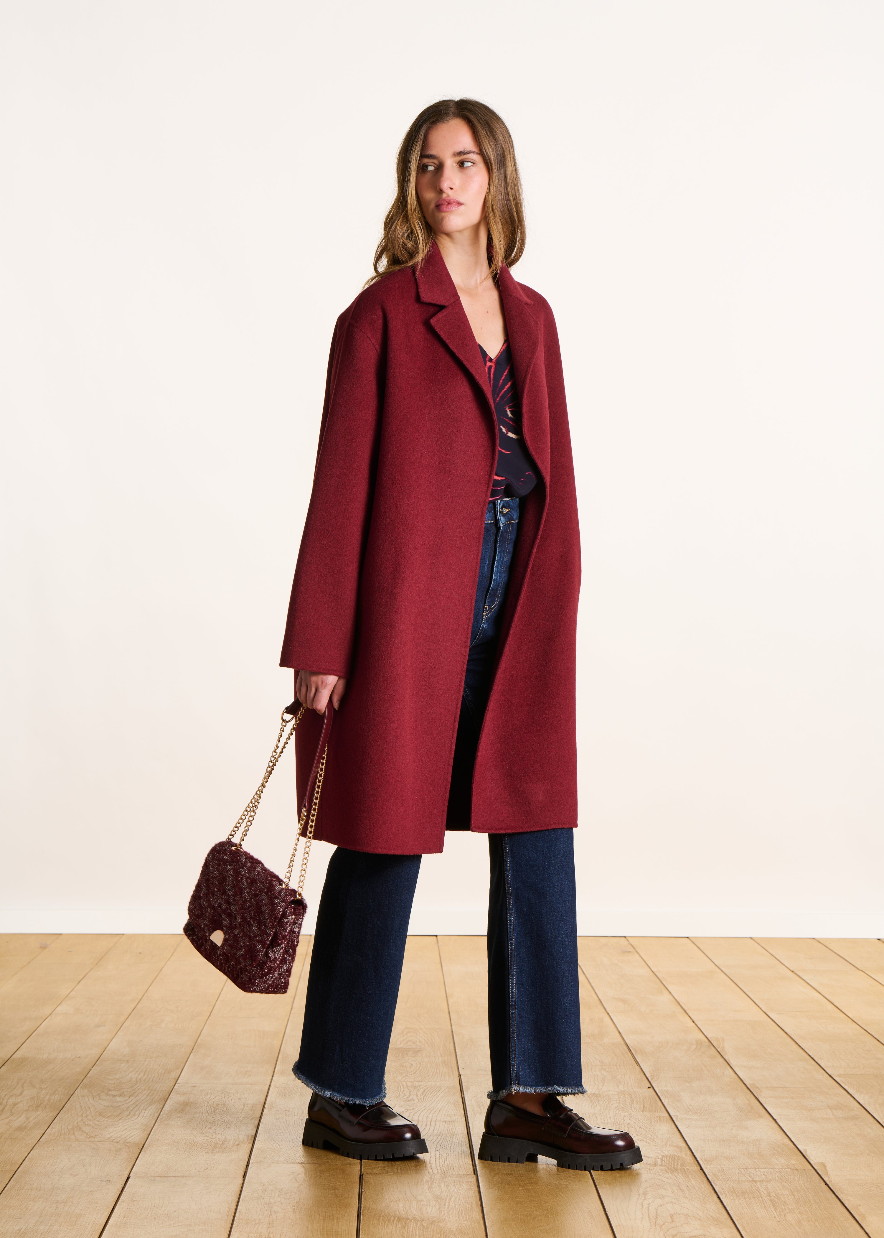 Mid-length red coat in woolen fabric