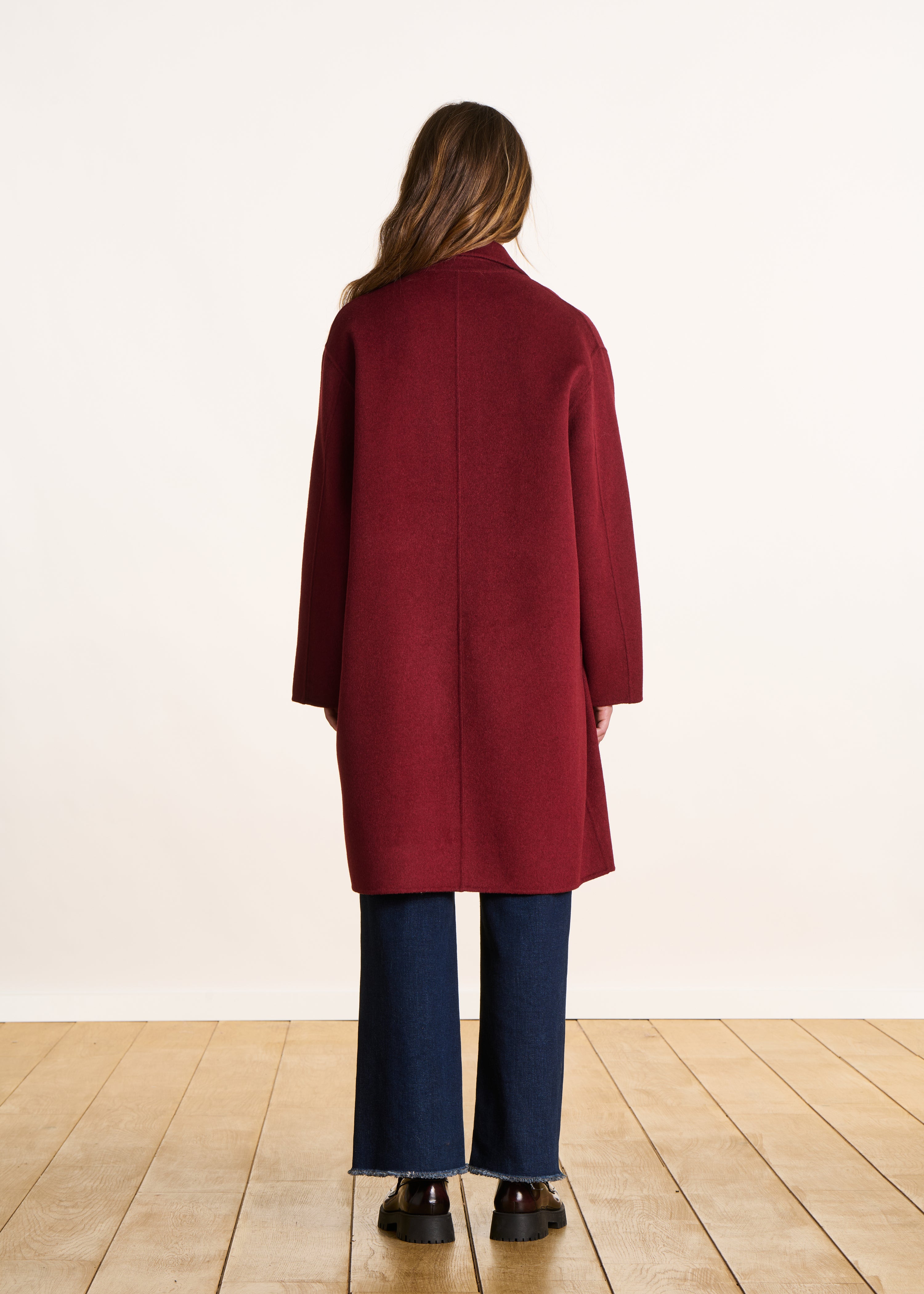 Mid-length red coat in woolen fabric