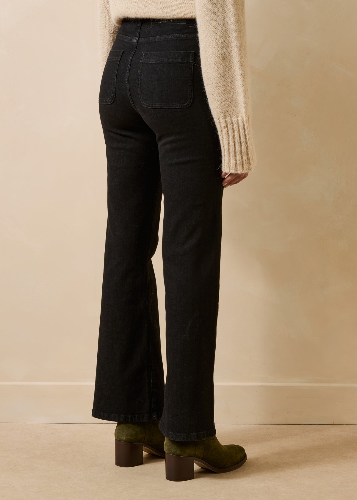 Calças de ganga bootcut preto de cintura alta em algodão biológico