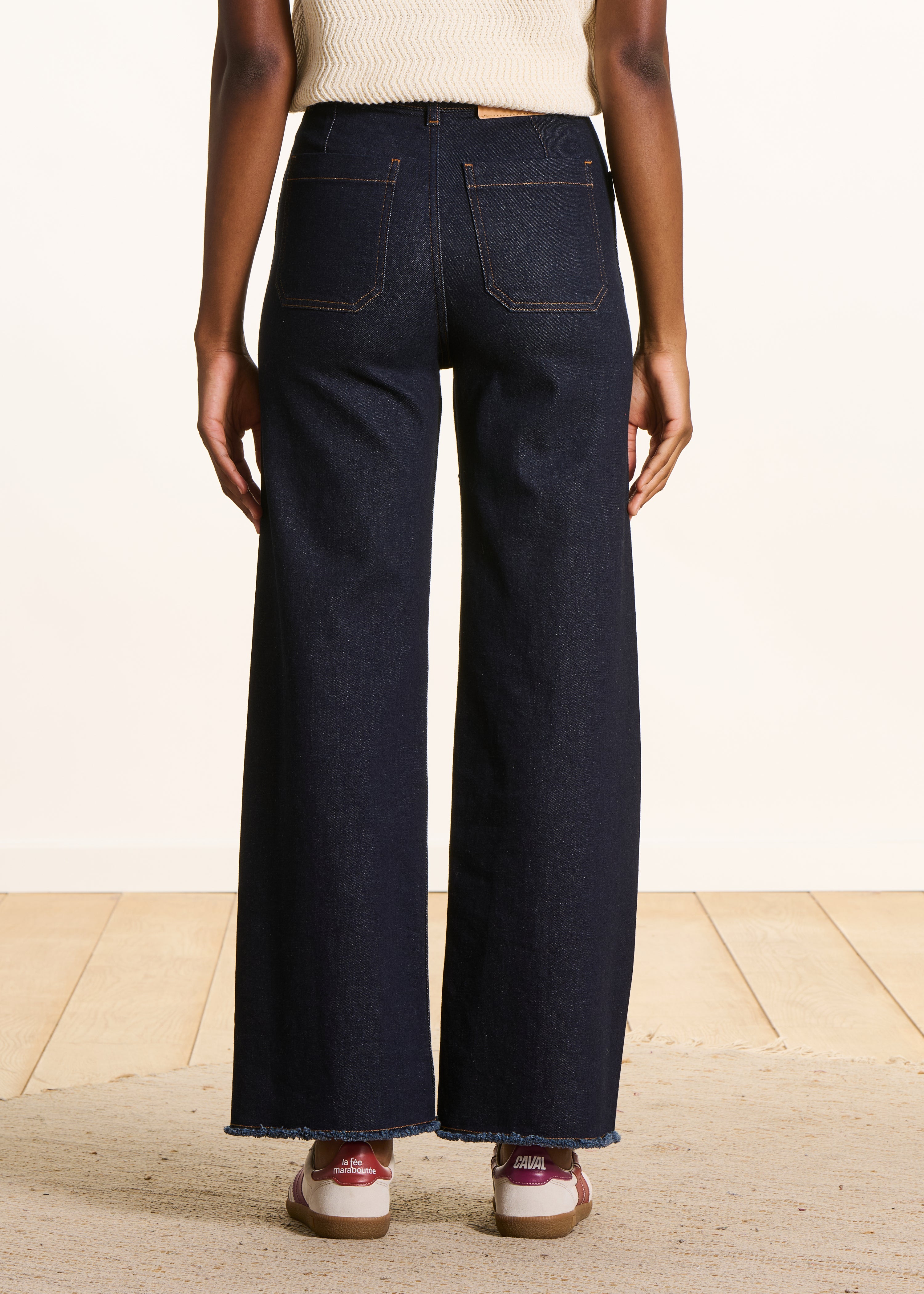Donkere flare jeans met hoge taille in biologisch katoen