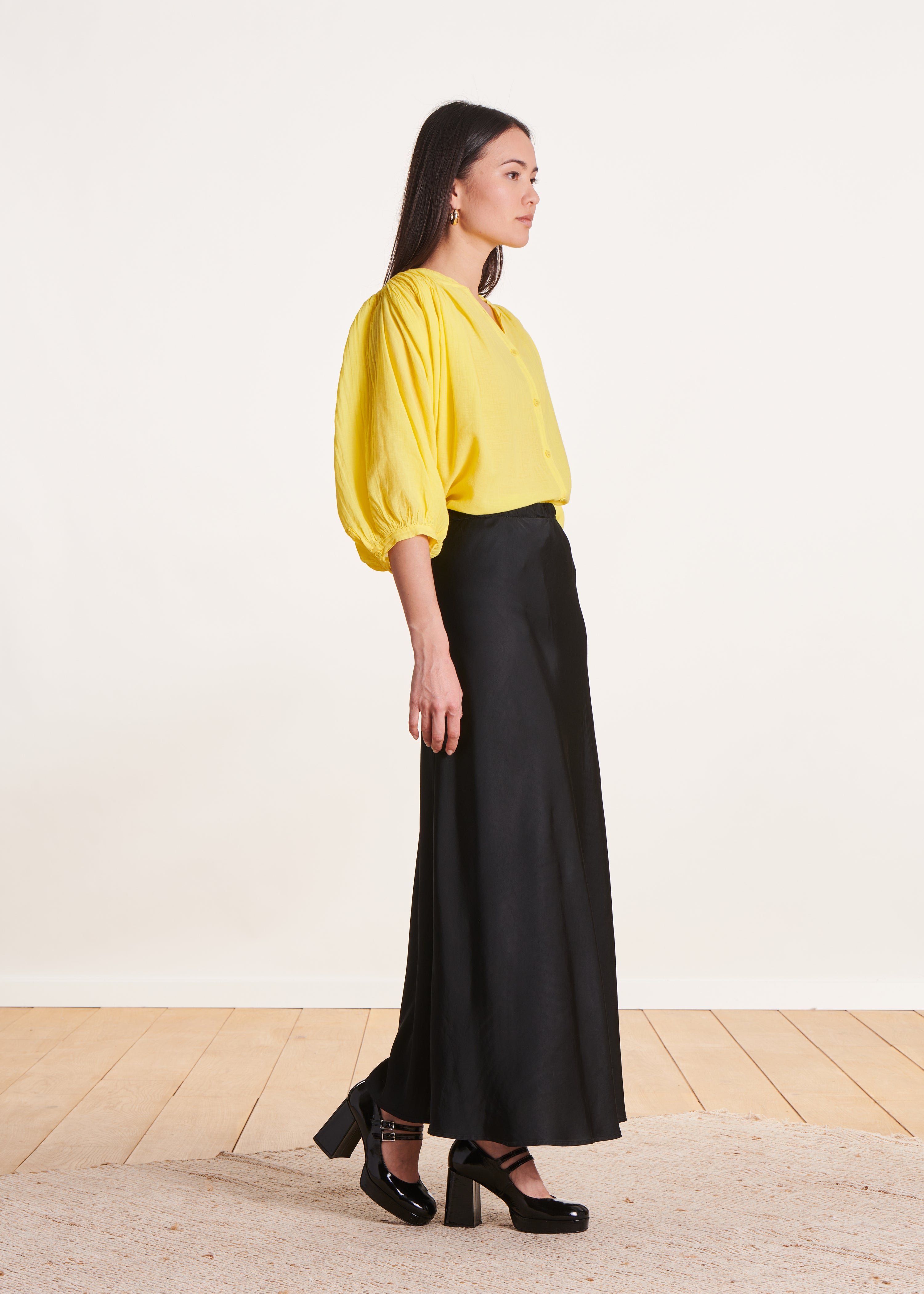 Jupe longue fluide noire en satin La Fée Maraboutée