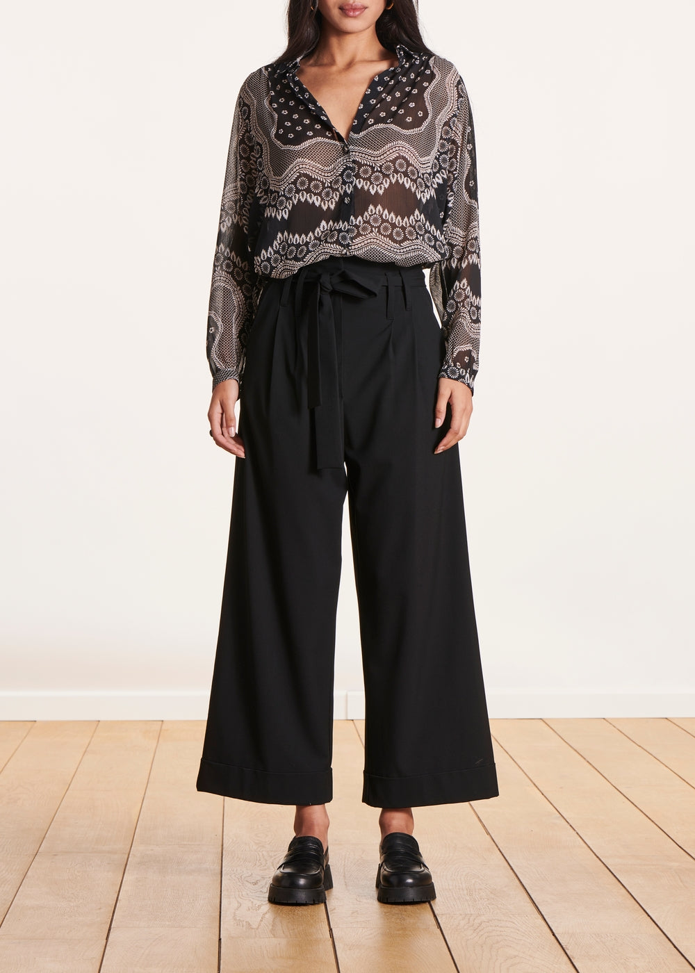 Pantalon large noir taille haute avec ceinture à nouer