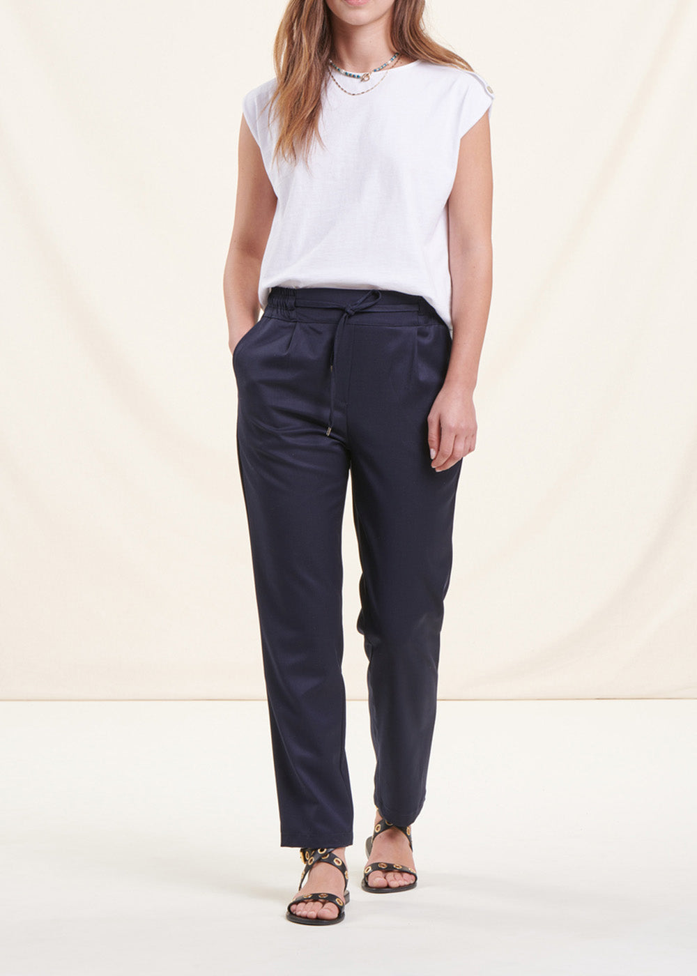 Blaue Hose mit Karottenschnitt