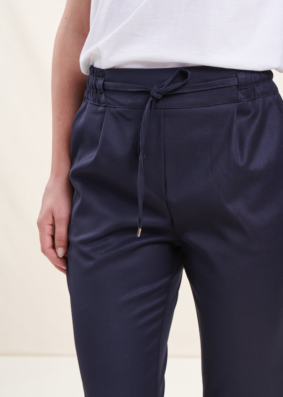 Blaue Hose mit Karottenschnitt