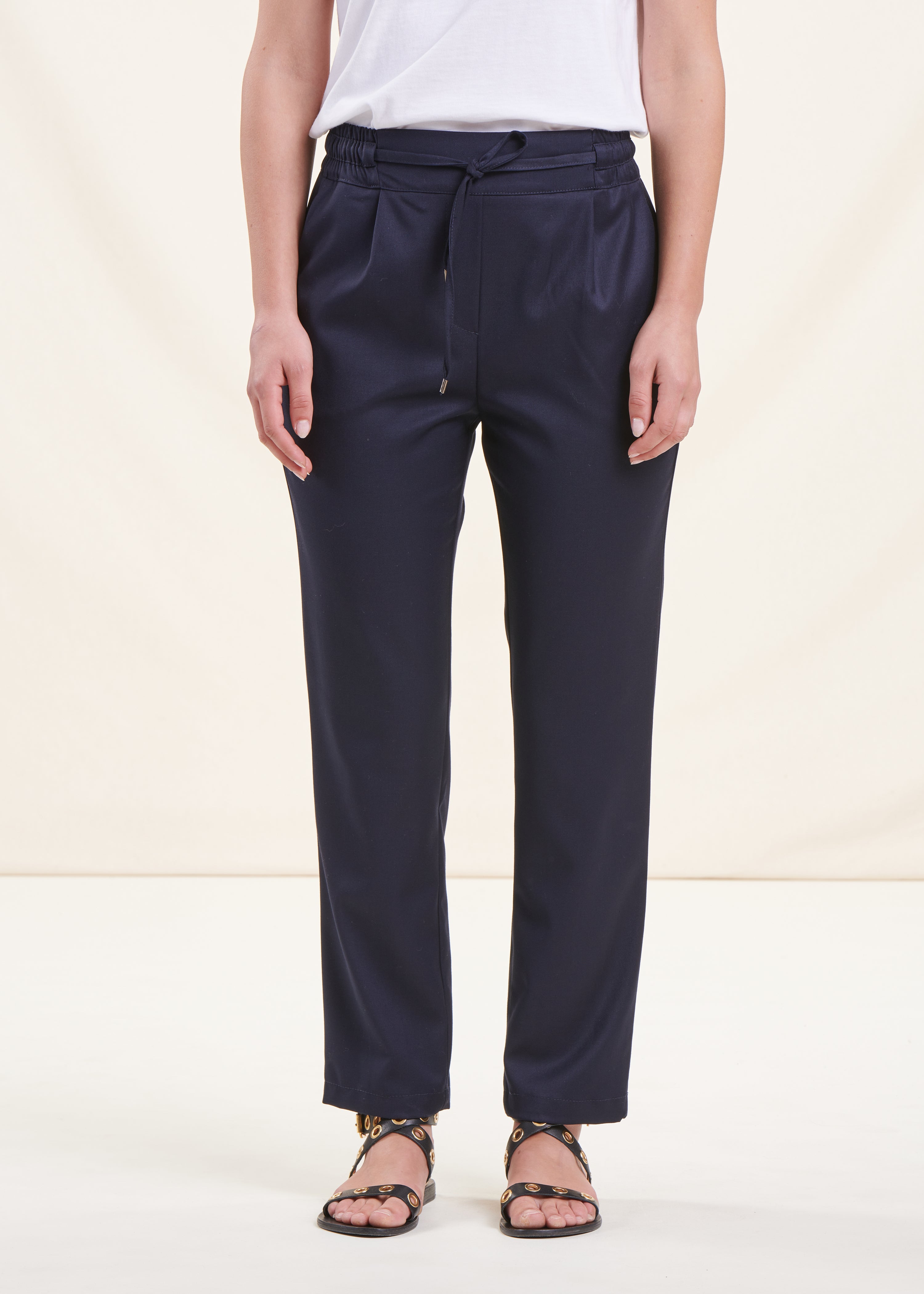 Blaue Hose mit Karottenschnitt