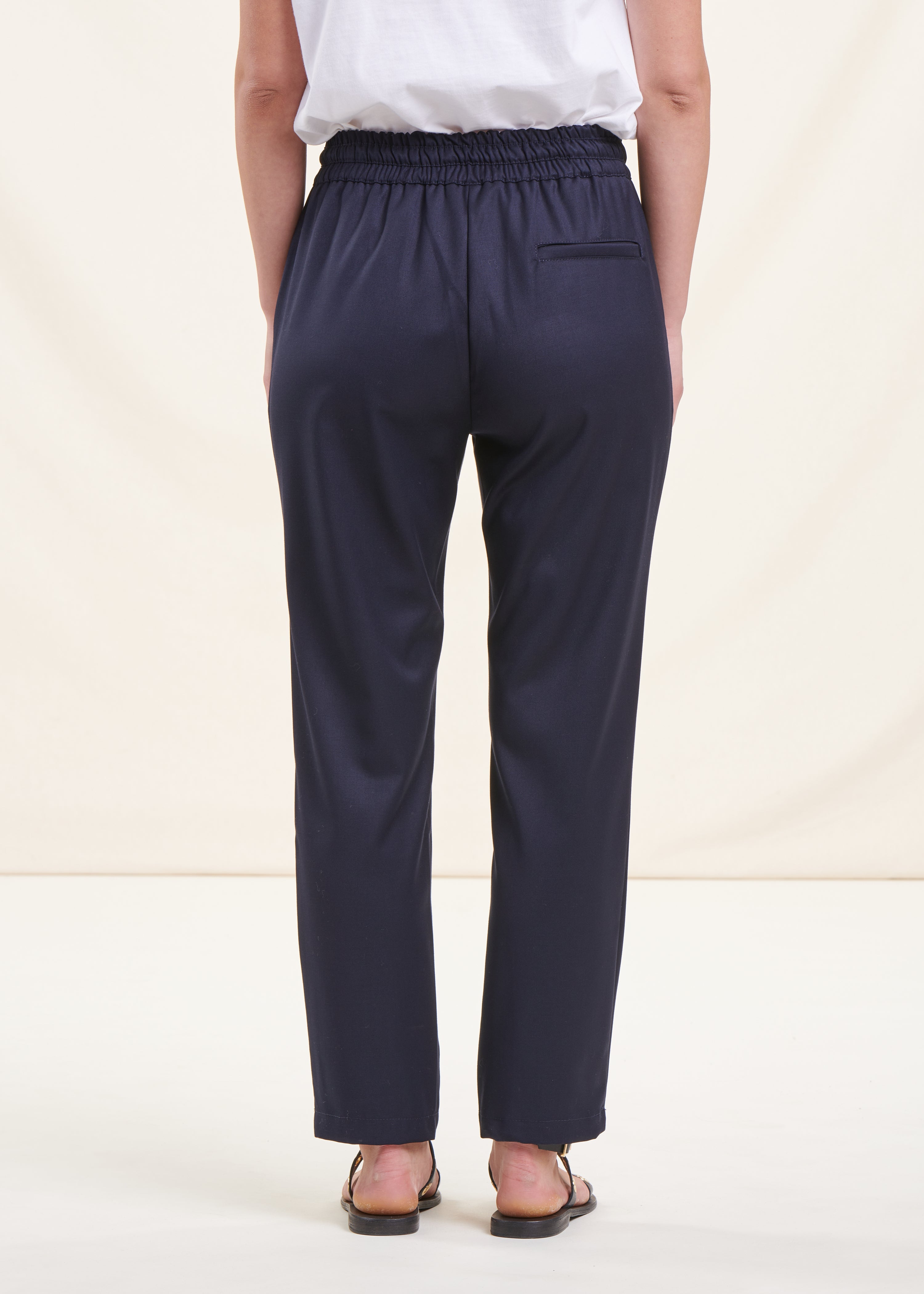 Blaue Hose mit Karottenschnitt