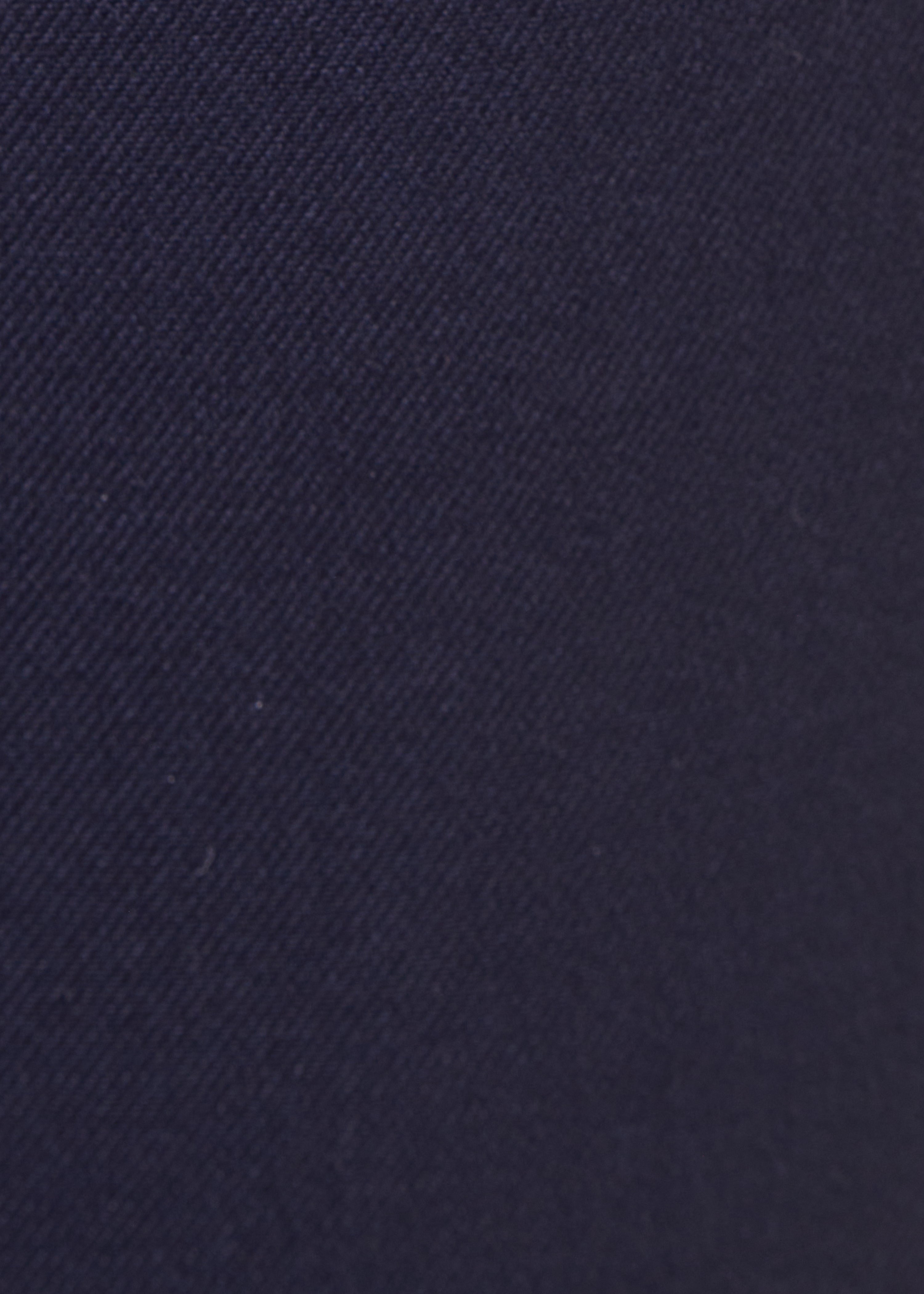 Blaue Hose mit Karottenschnitt