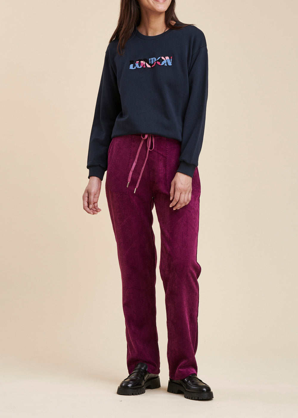Calça de veludo com corte cenoura