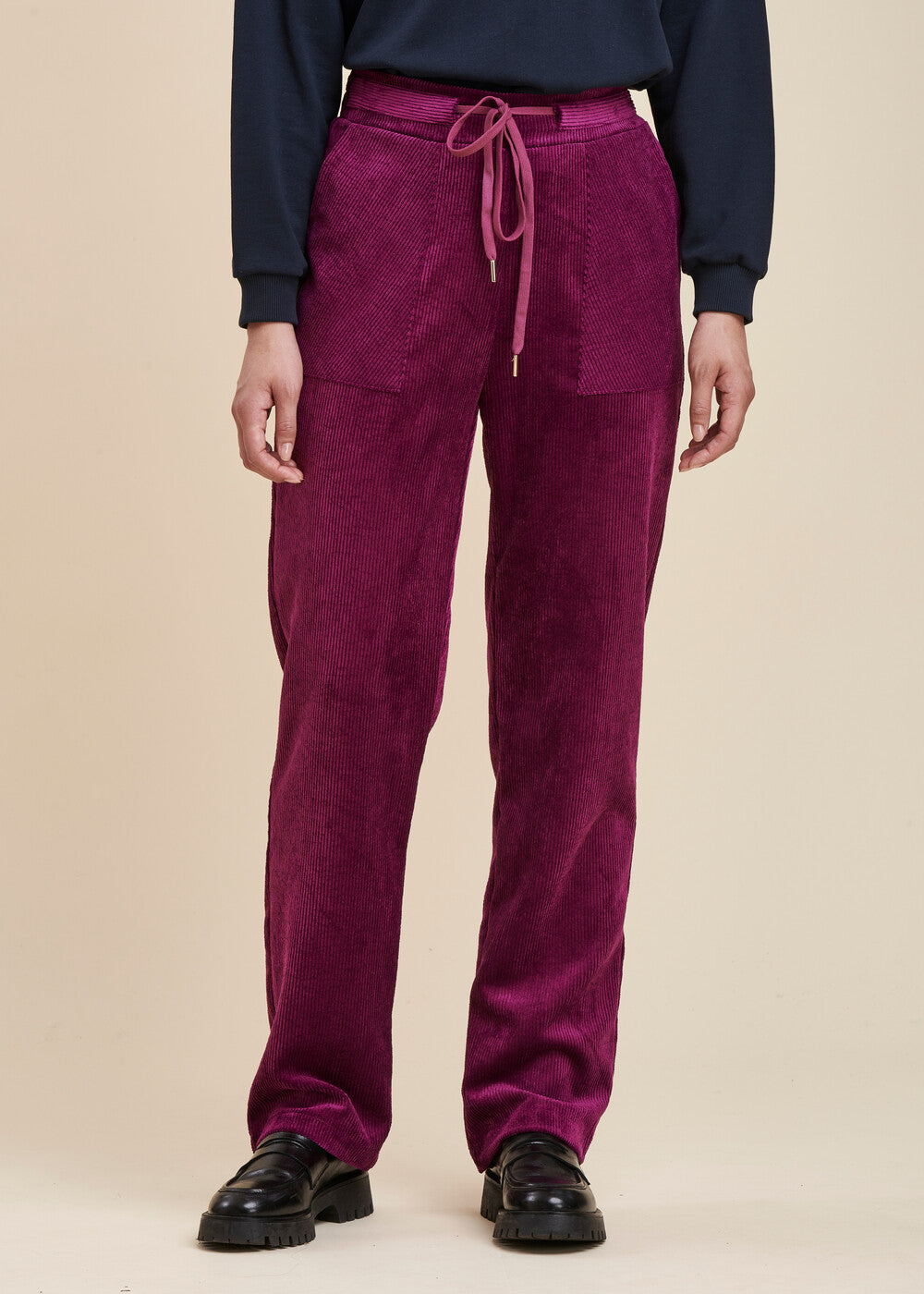 Calça de veludo com corte cenoura