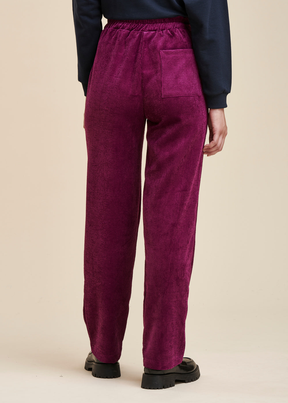 Calça de veludo com corte cenoura