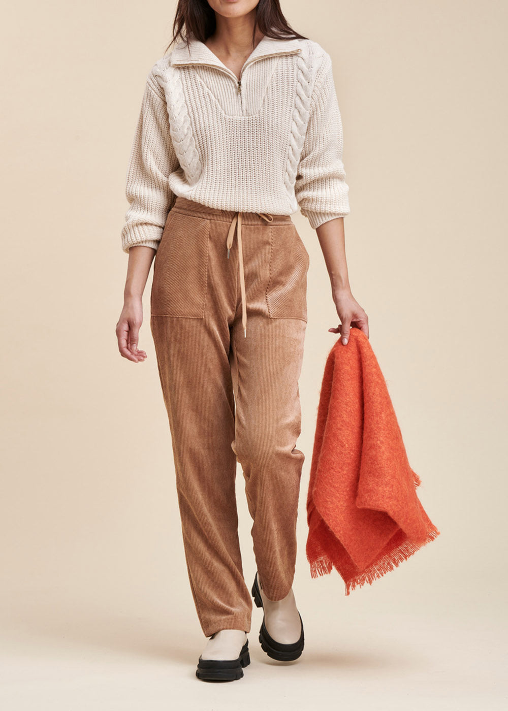 Pantalon velours coupe carotte