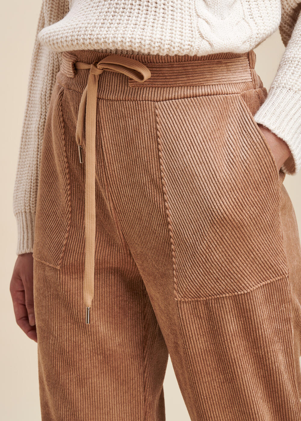 Pantalon velours coupe carotte