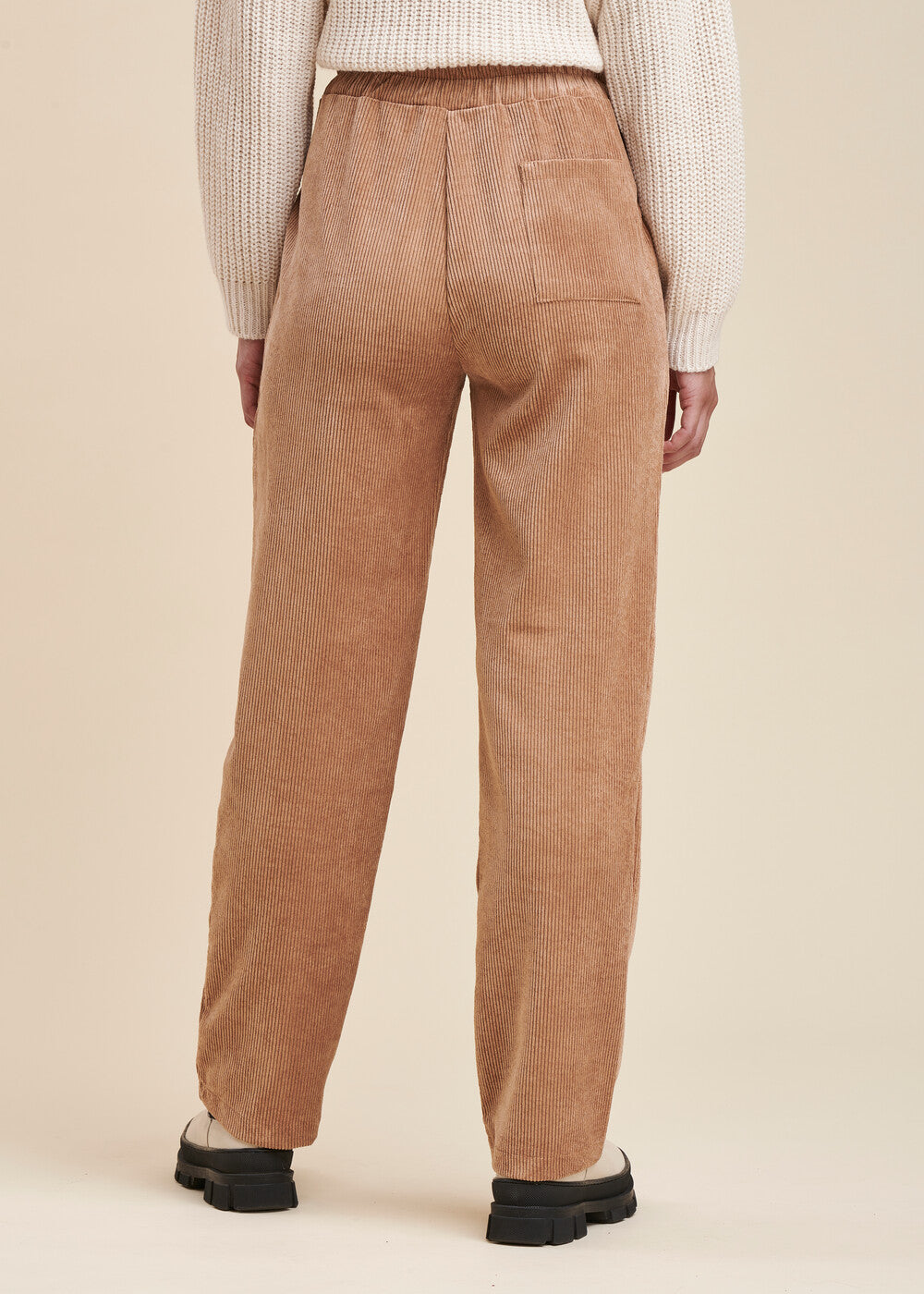 Pantalon velours coupe carotte