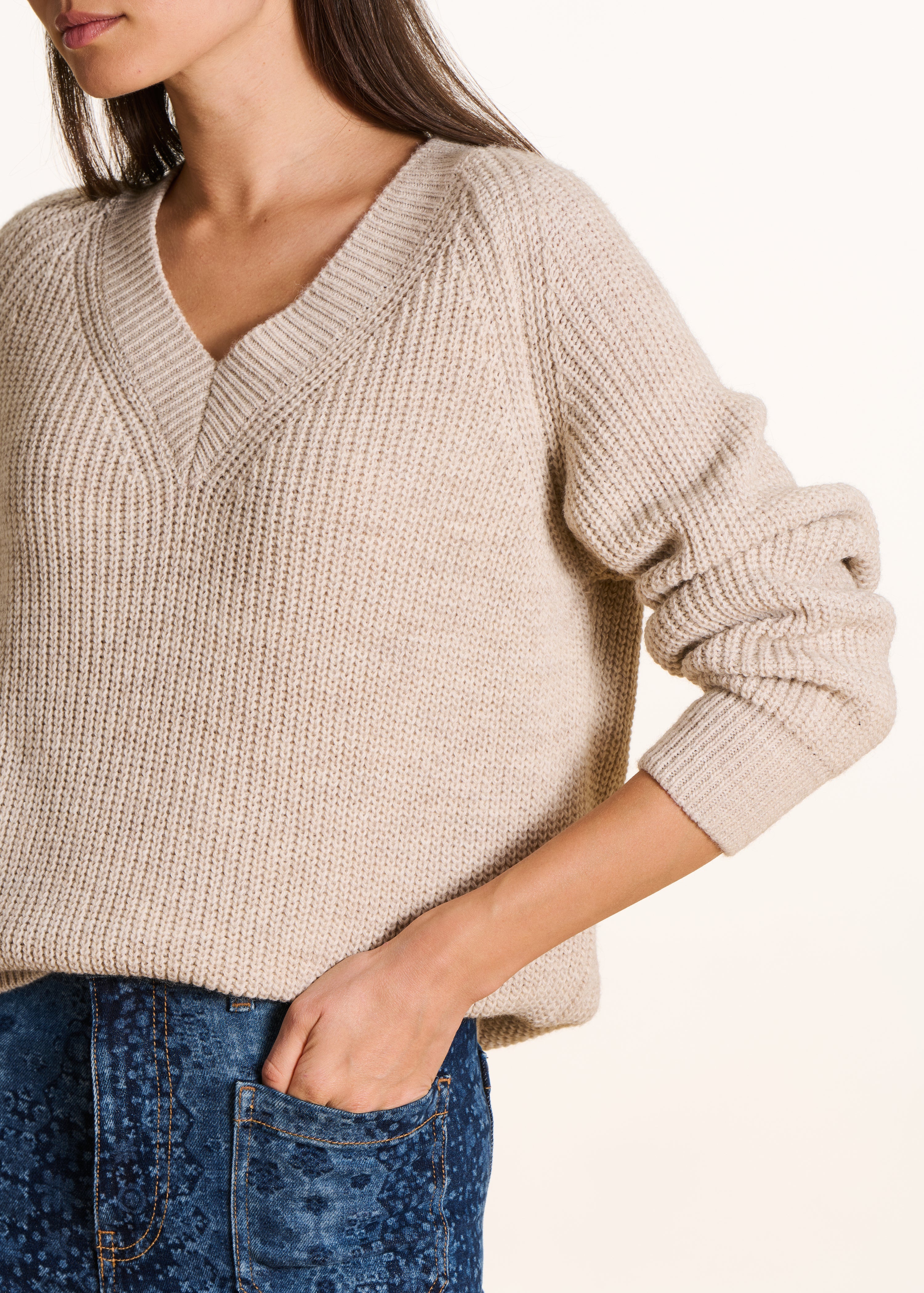Beige trui met V-hals, ribgebreid met kralen
