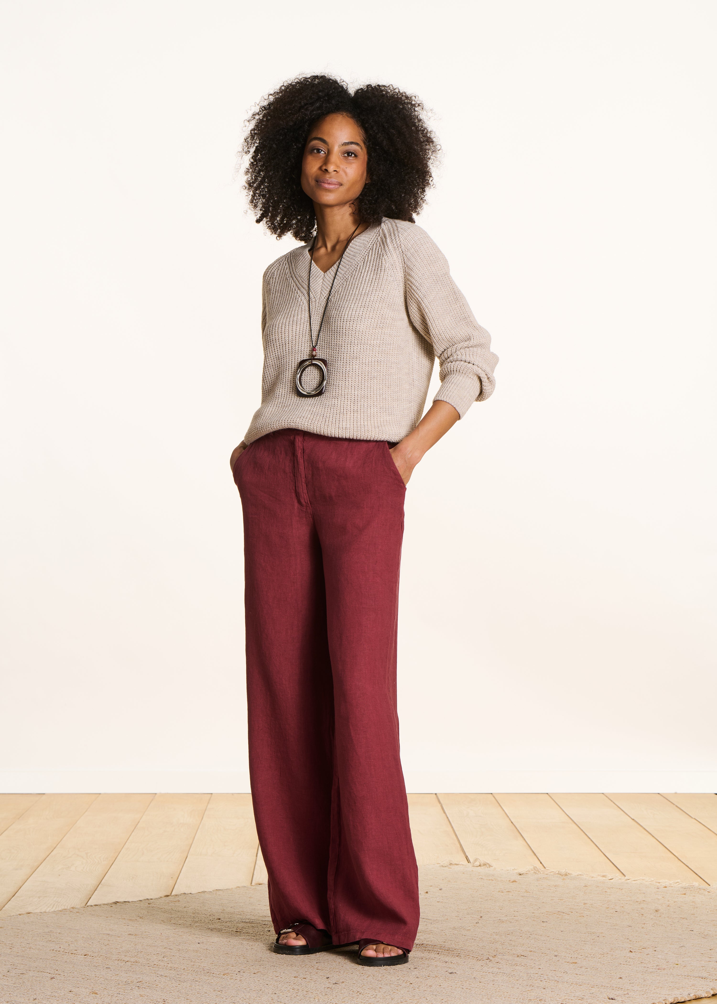 Beige trui met V-hals, ribgebreid met kralen