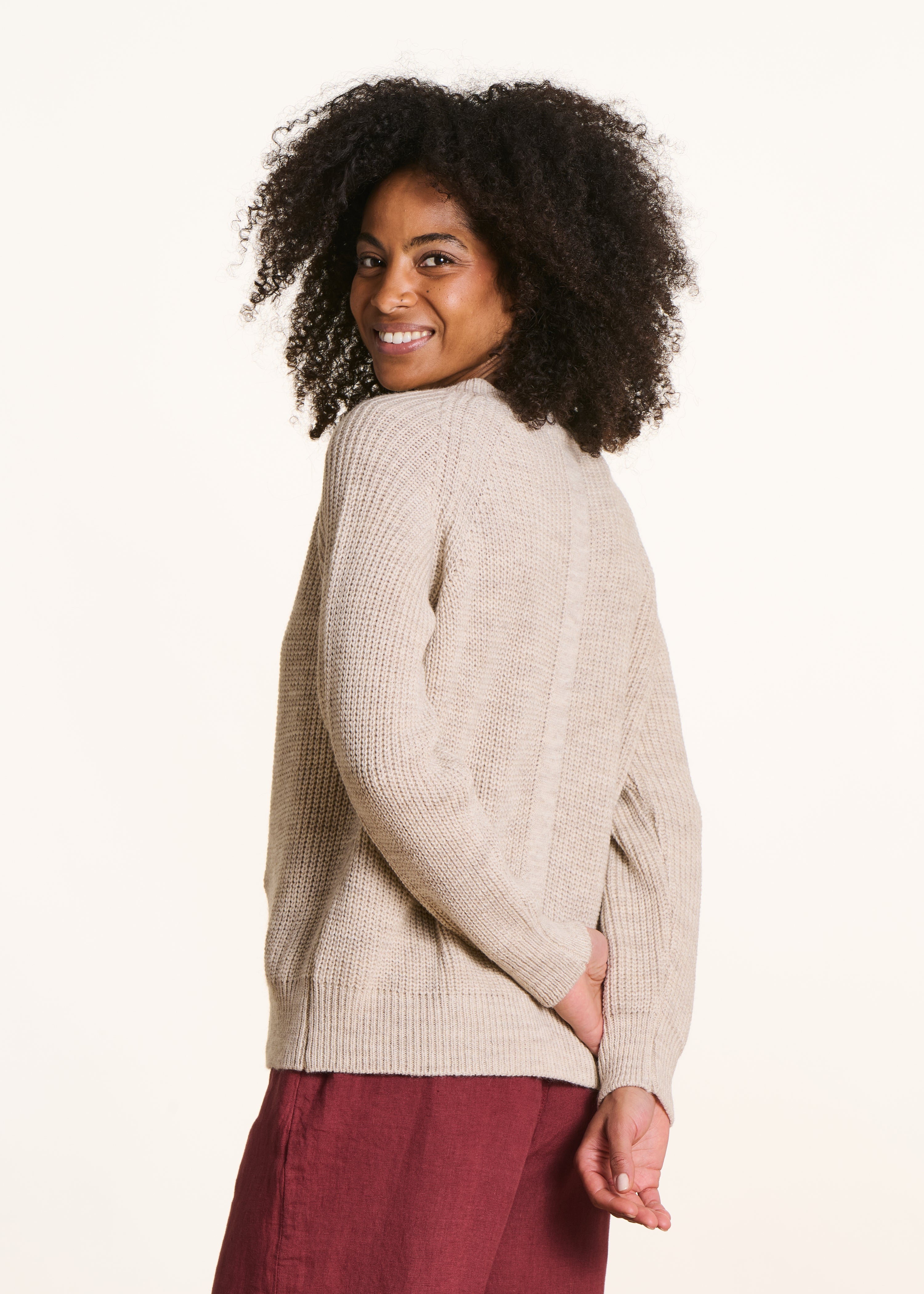 Beige trui met V-hals, ribgebreid met kralen