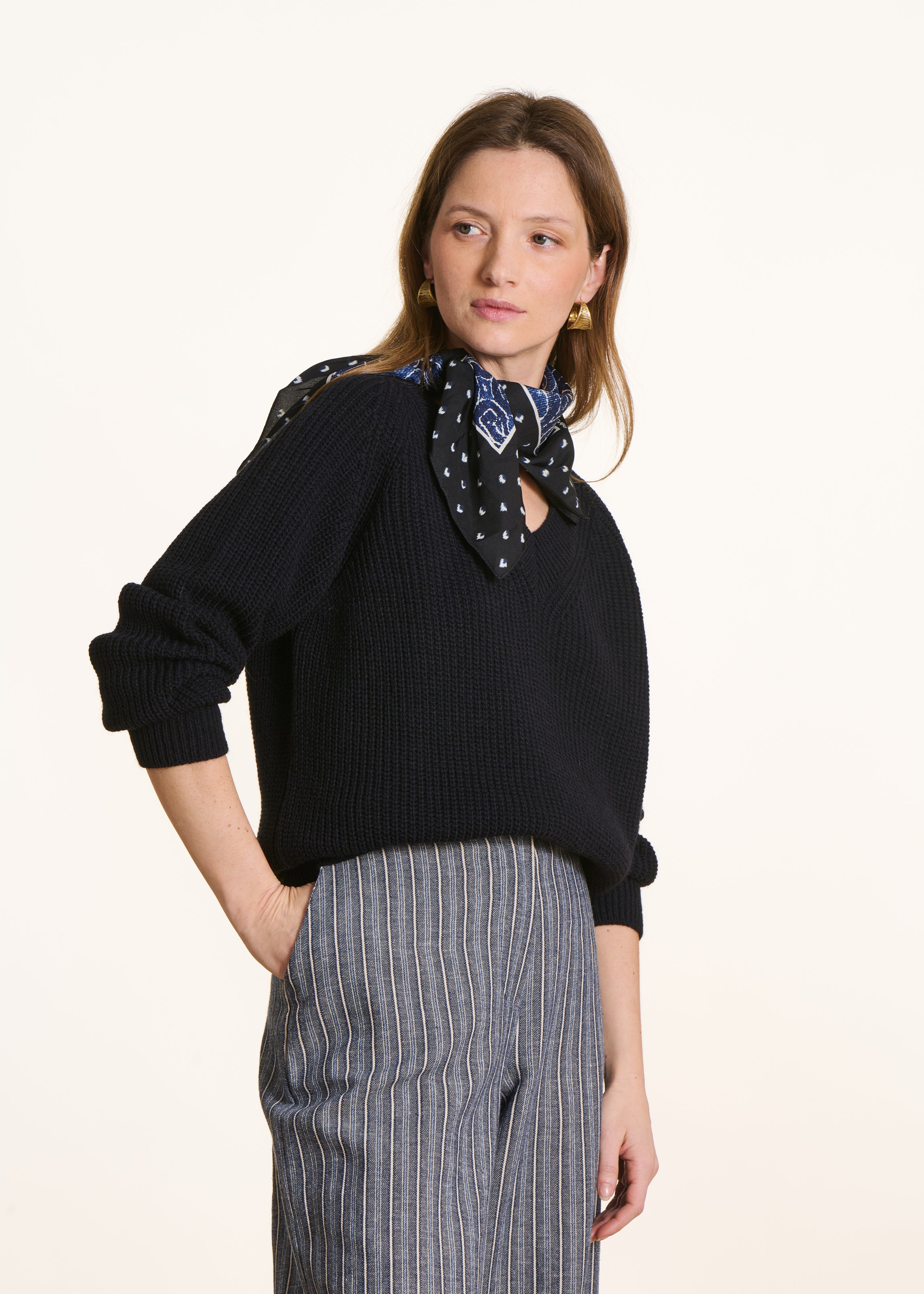 Pull bleu marine encolure V en maille côtes perlées La Fée